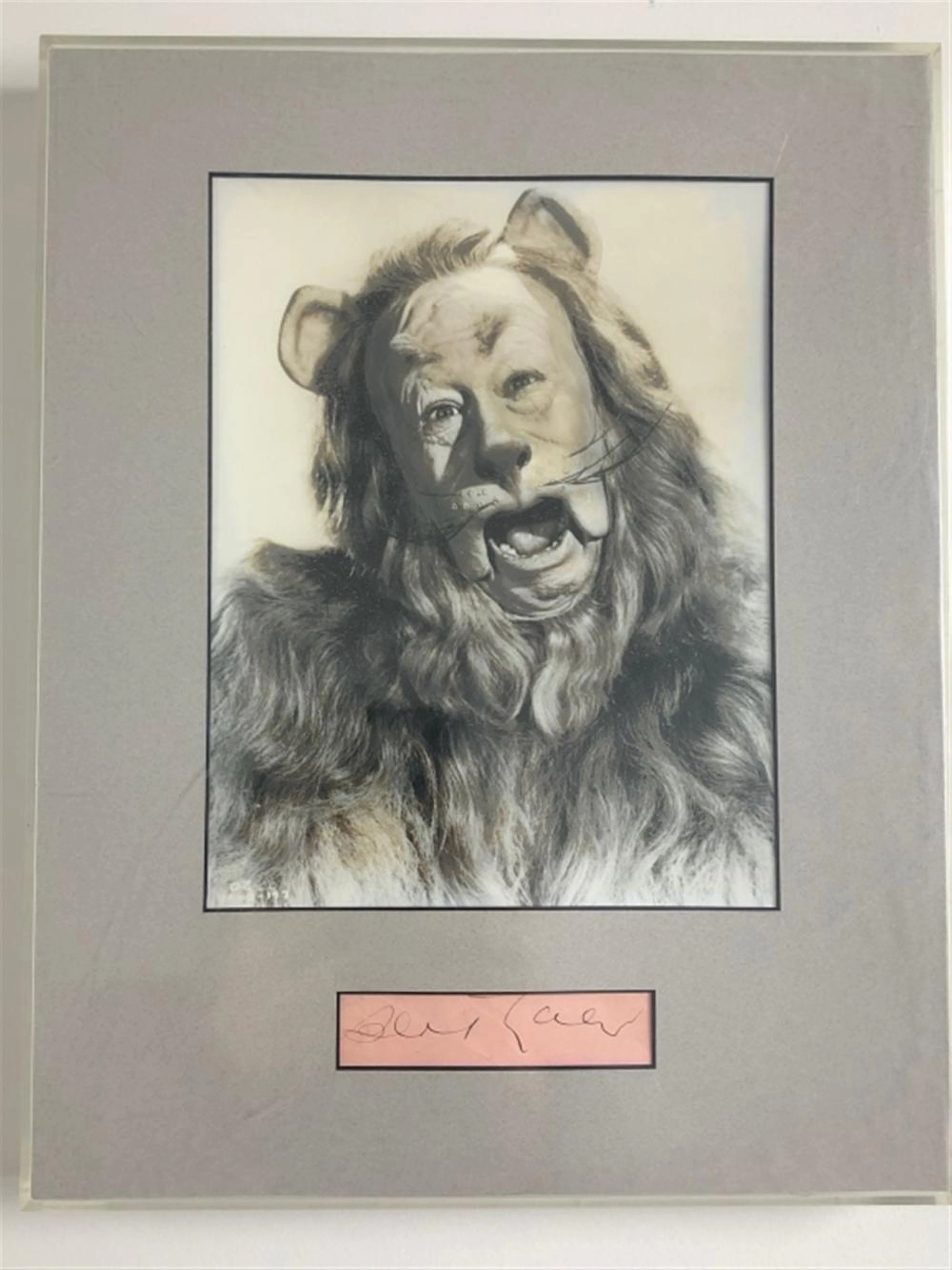 Oz Cowardly Lion Bert Lahr Cut Signature & Picture
