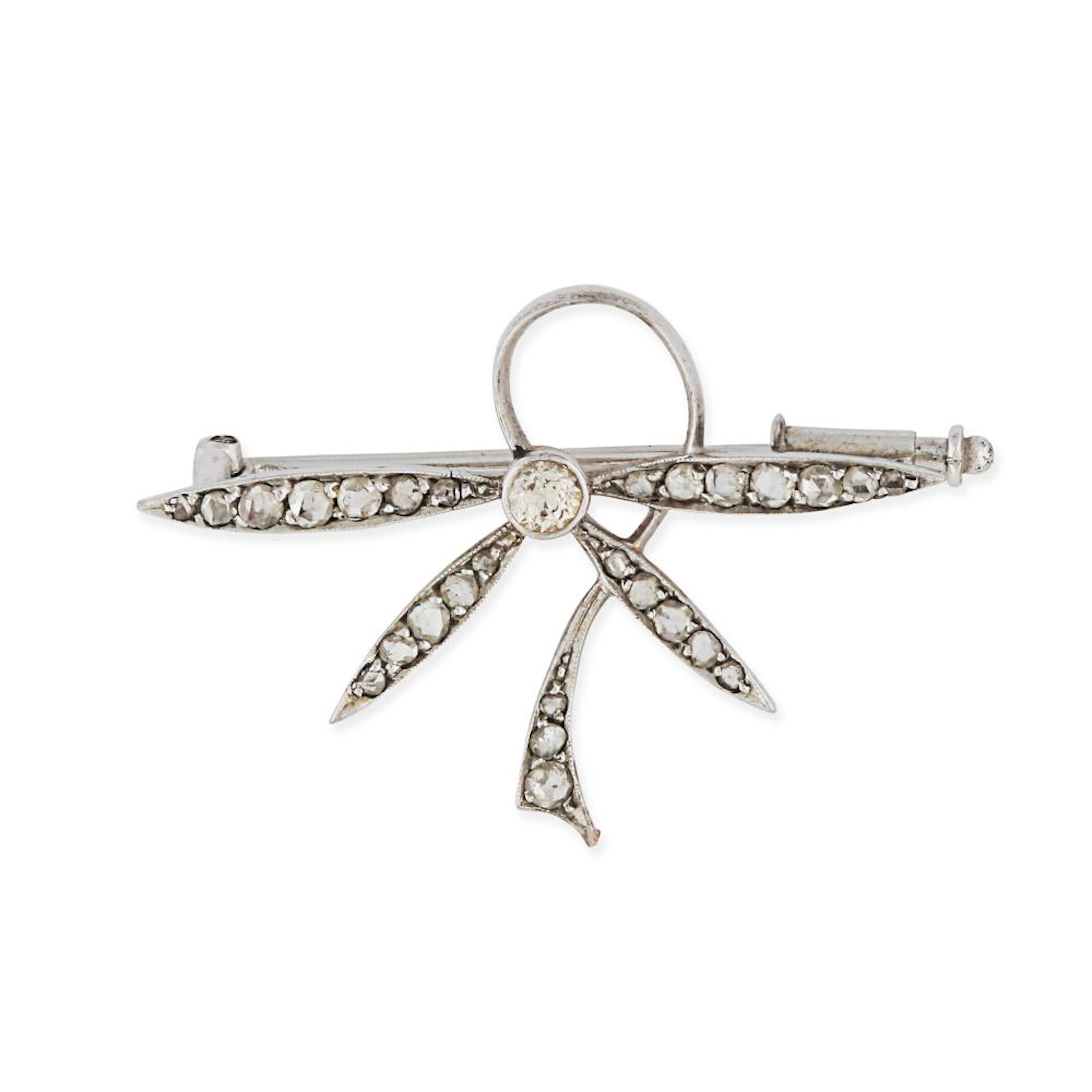 A DIAMOND BROOCH in 18ct white gold