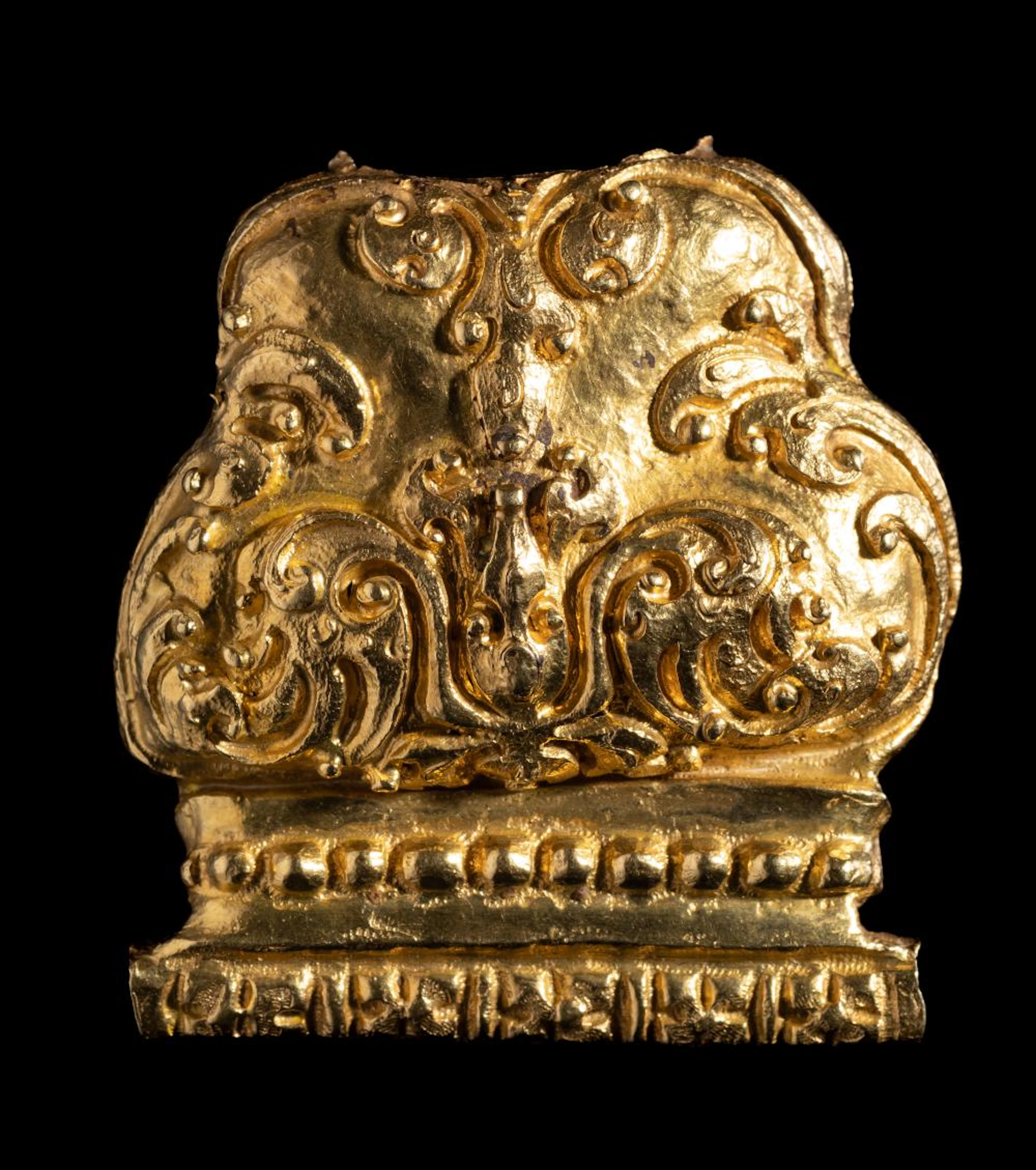 A FRAGMENTARY GOLD REPOUSSE 'TIGER CLAW' PENDANT