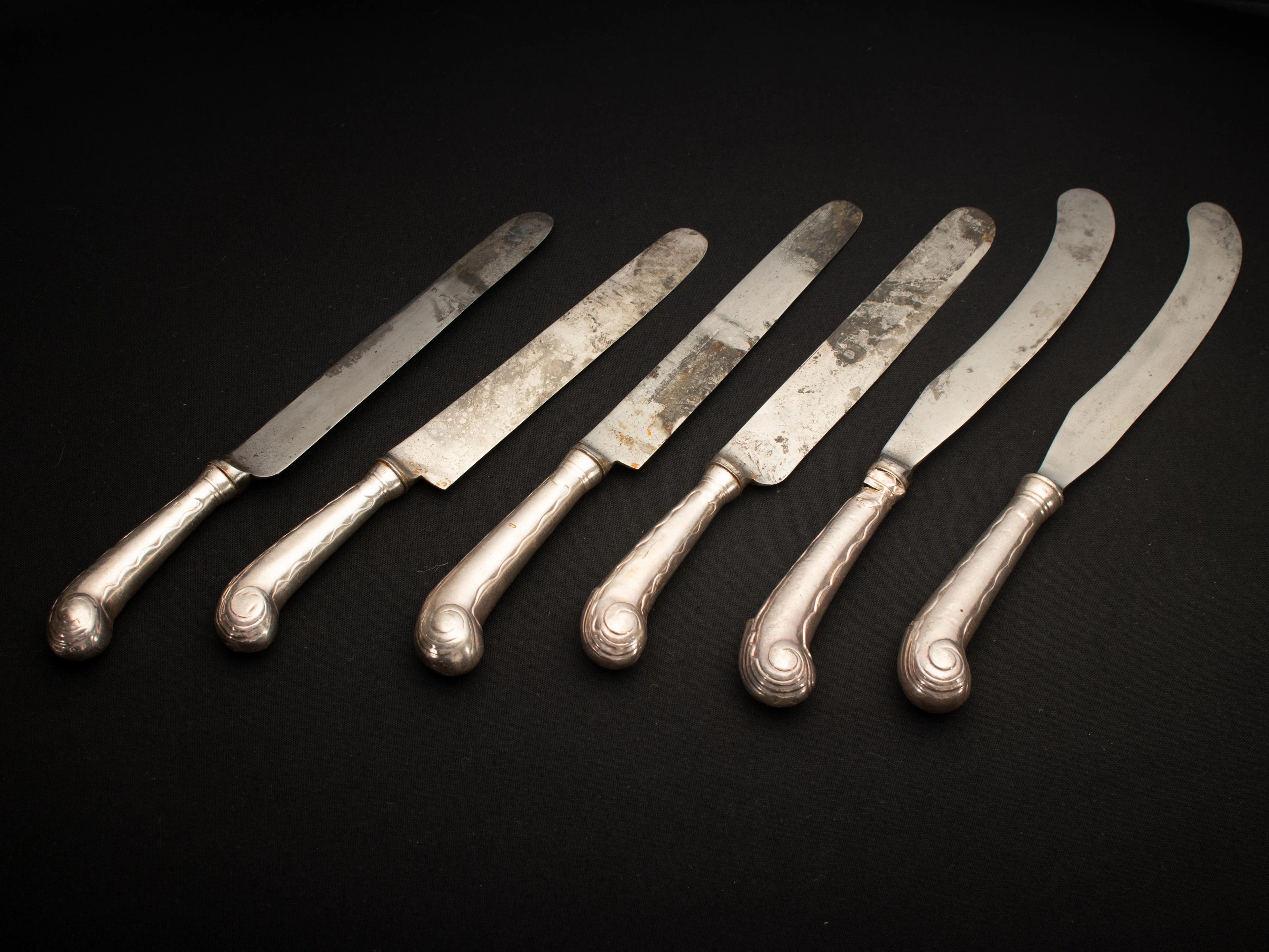 SILVERKNIVAR, 4 + 2, England, 1700-tal, otydliga stämplar
