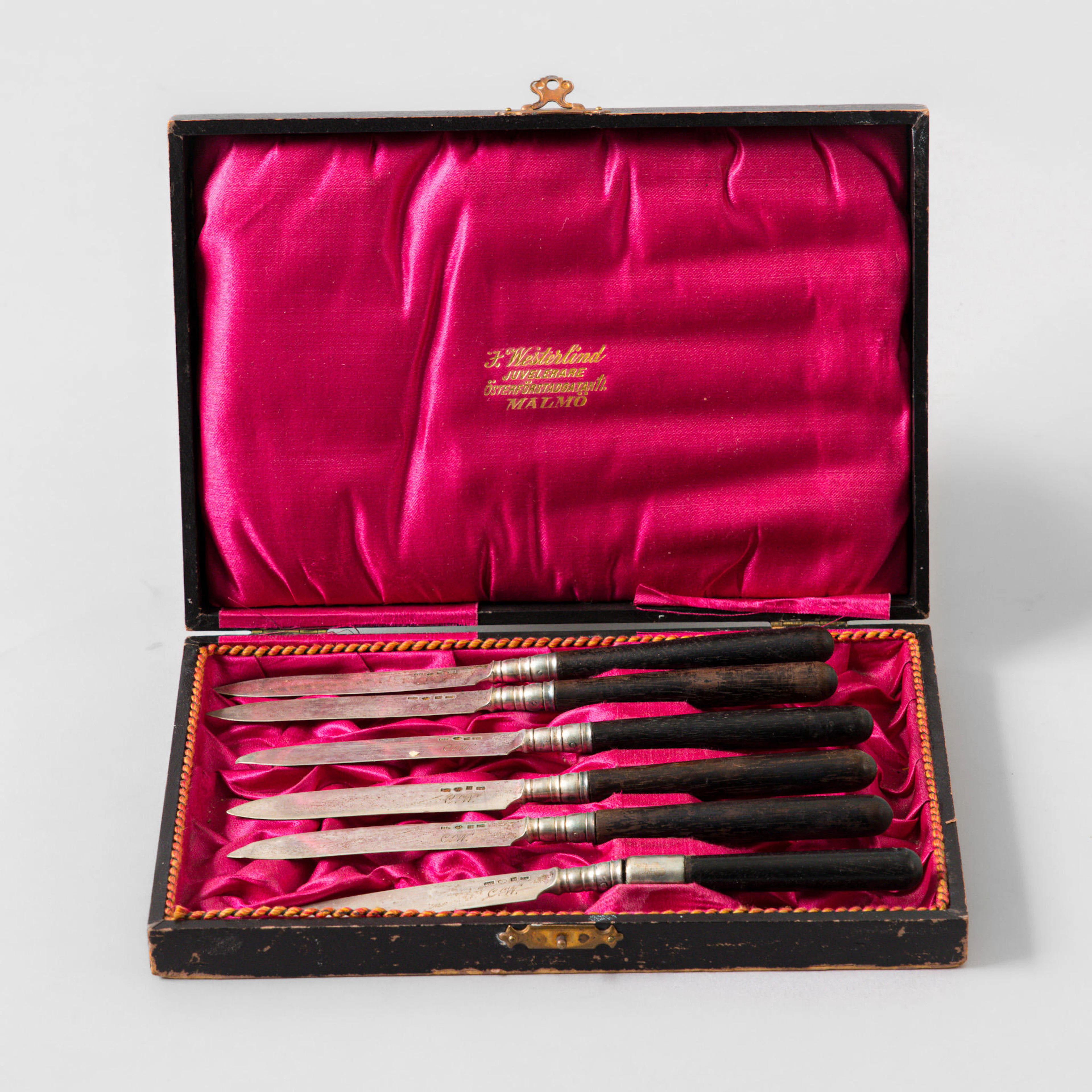 SILVERKNIVAR med träskaft, 6 st, stämplade D7, graverade