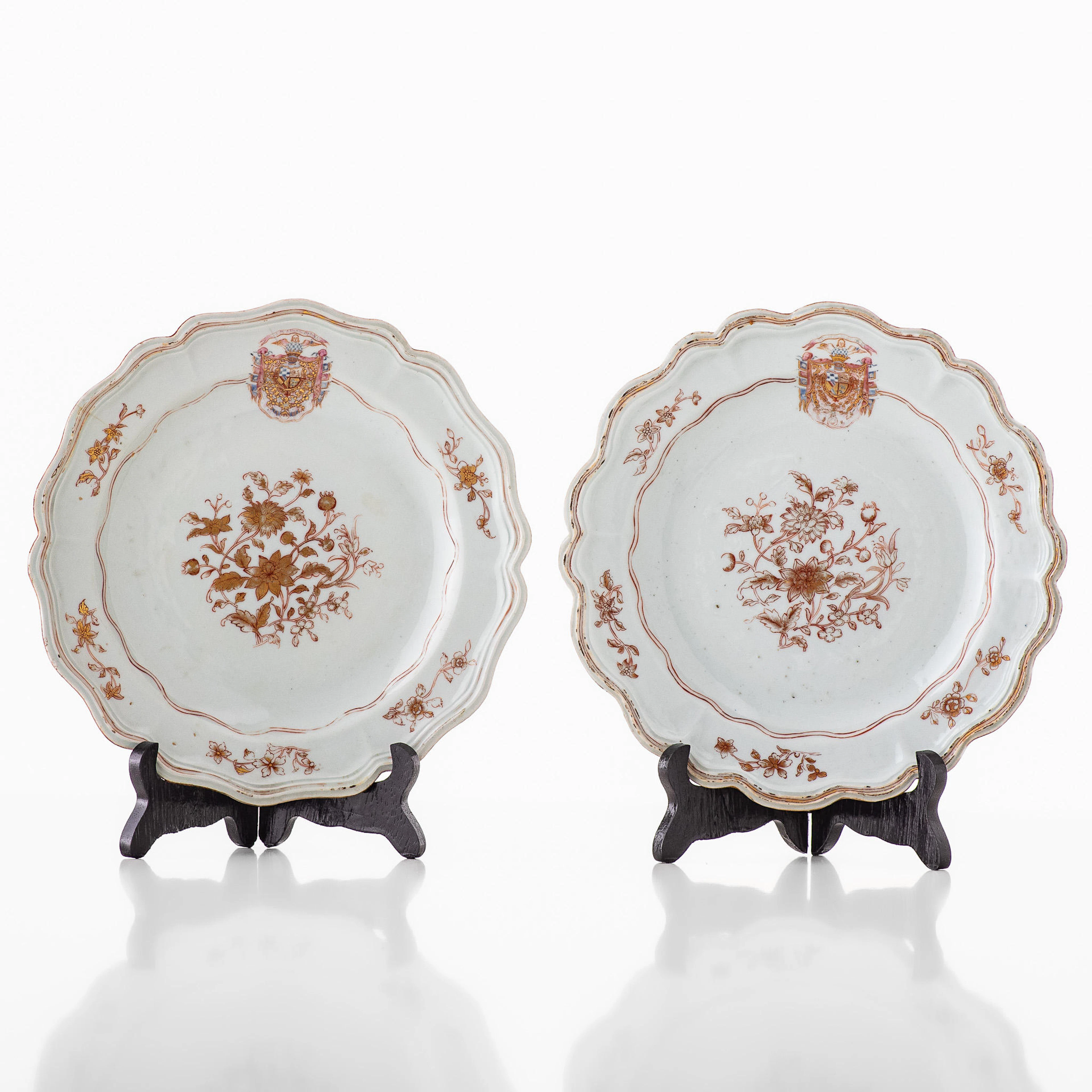 TALLRIKAR, 1 par, vapenporslin, Kina, Qianlong (1736-1795).
