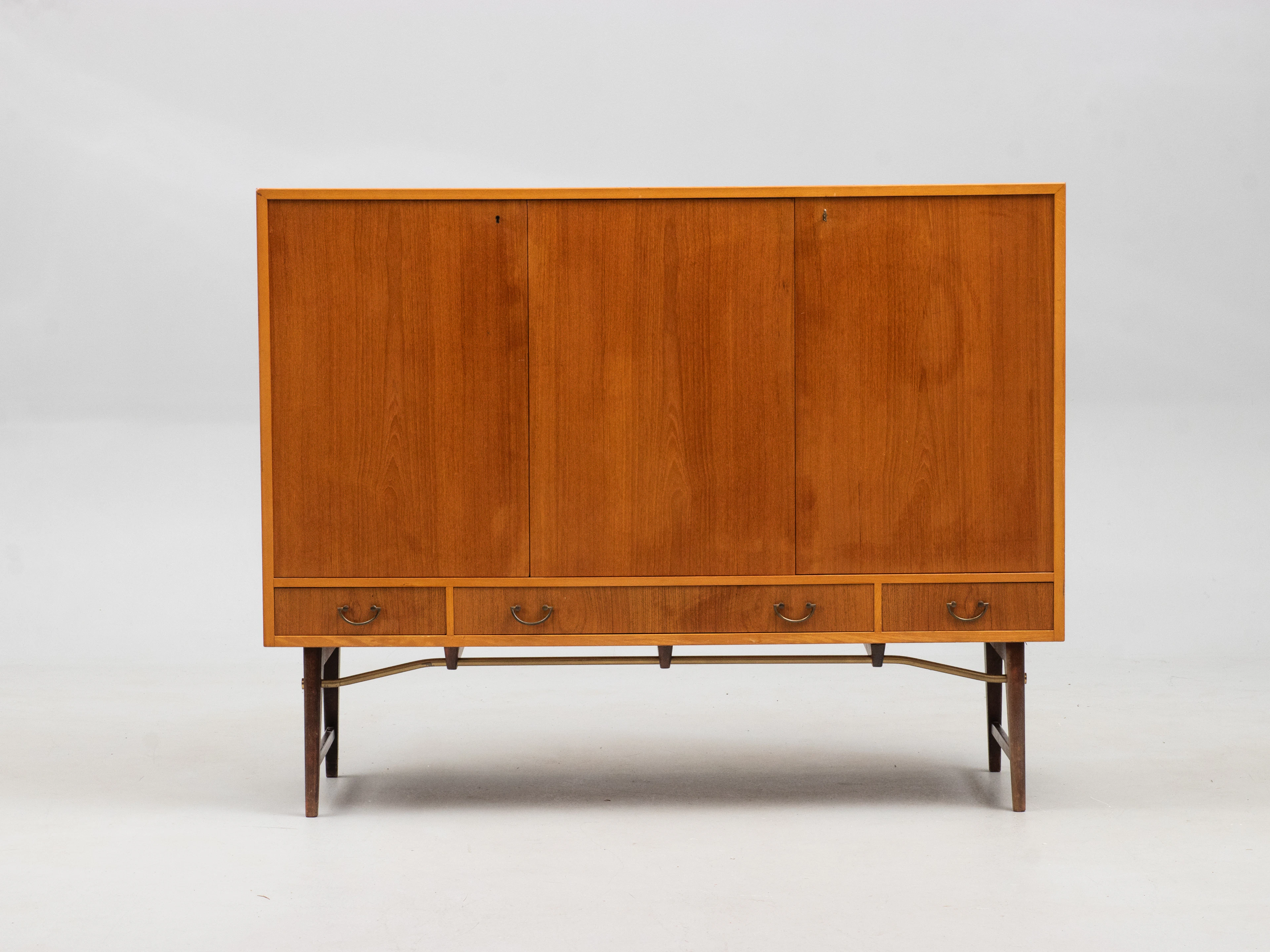 SIDEBOARD, teak, 1950/60-tal, beslag i mässing, 3 lådor