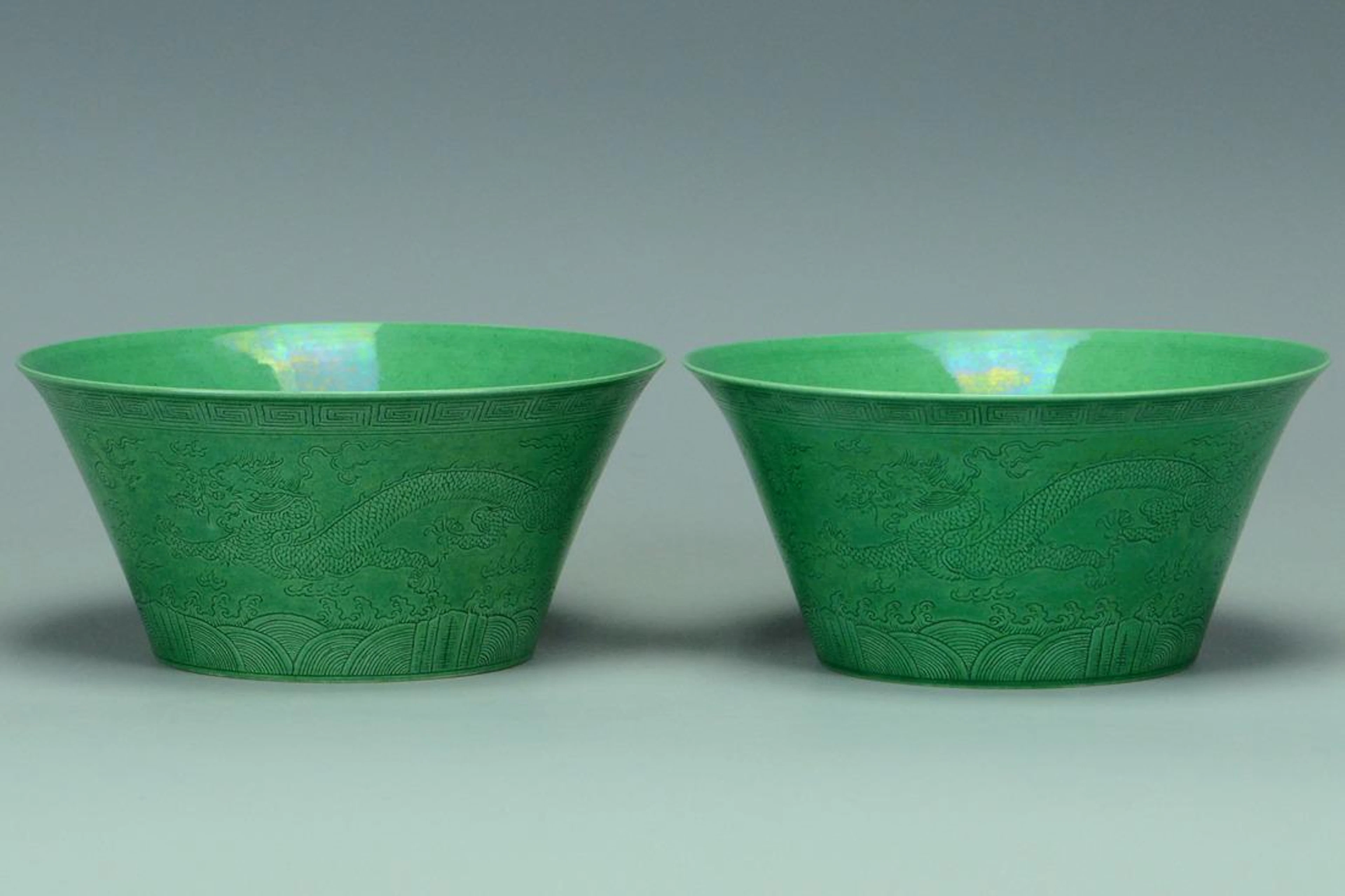 A pair of dragon bowl qianlong mark