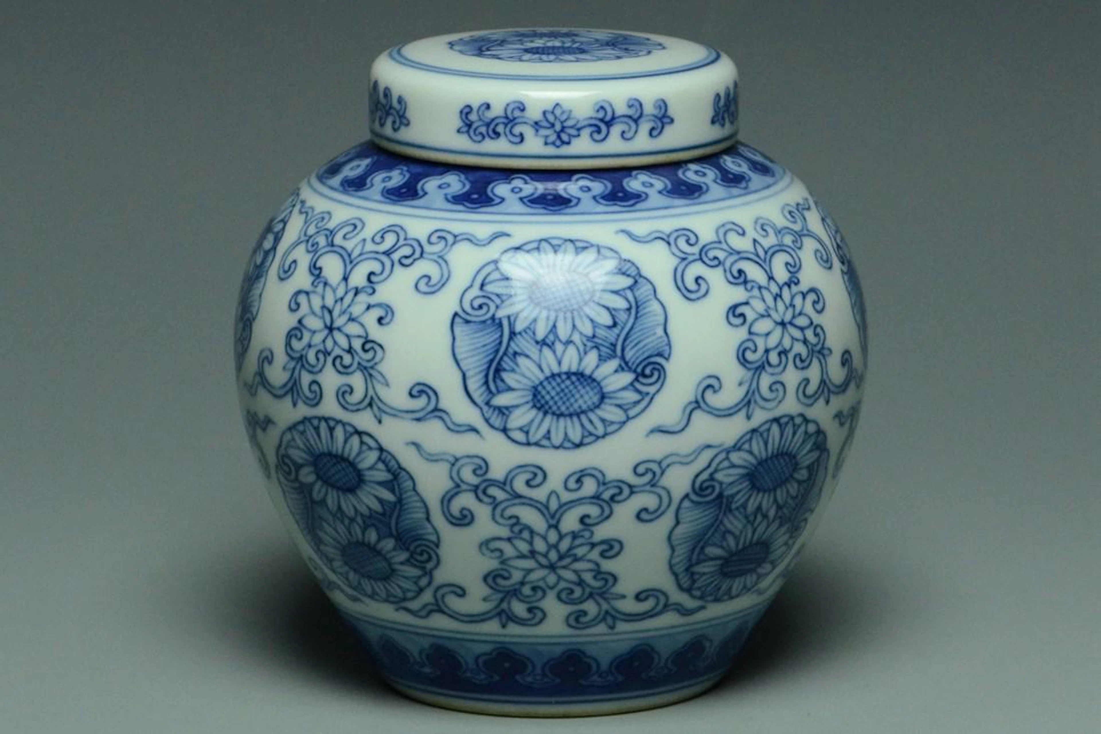 A blue and white jar qianlong mark