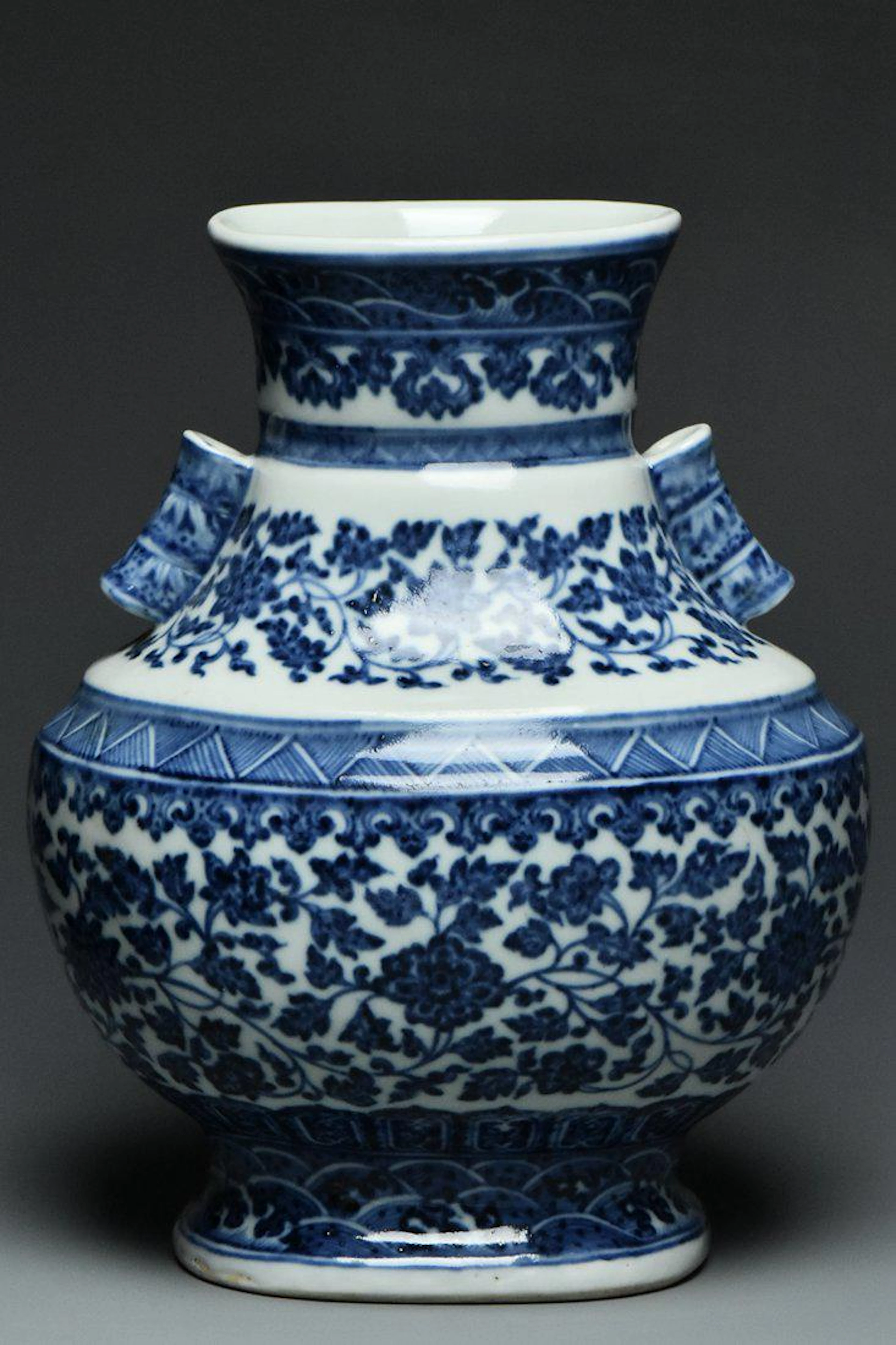 A blue and white vase qianlong mark