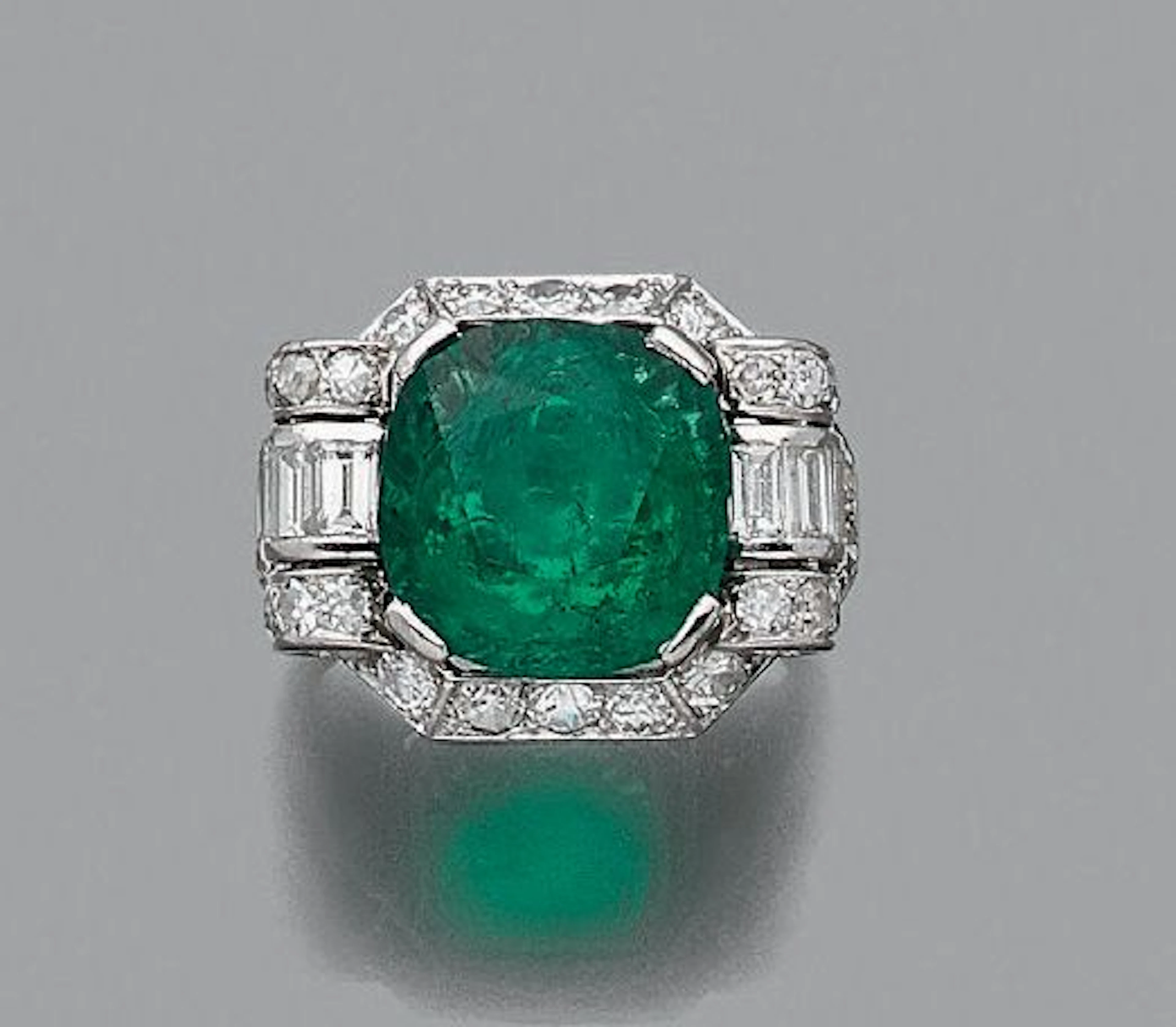 BAGUE "ÉMERAUDE" Emeraude taille coussin... - Lot 70 - Aguttes