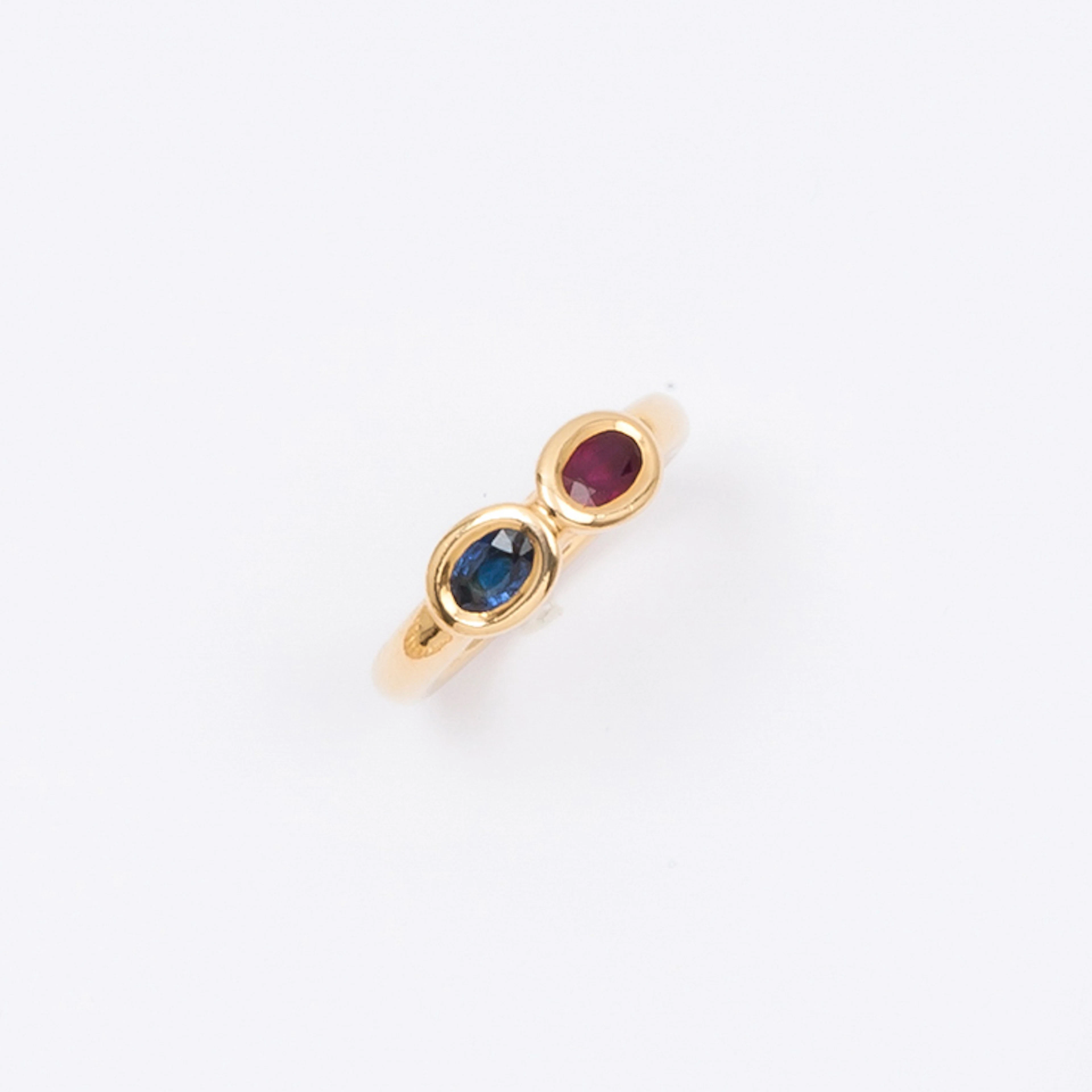 CHAUMET -Bague jonc en or jaune ornée d'un rubis et d'un saphir en serti clos