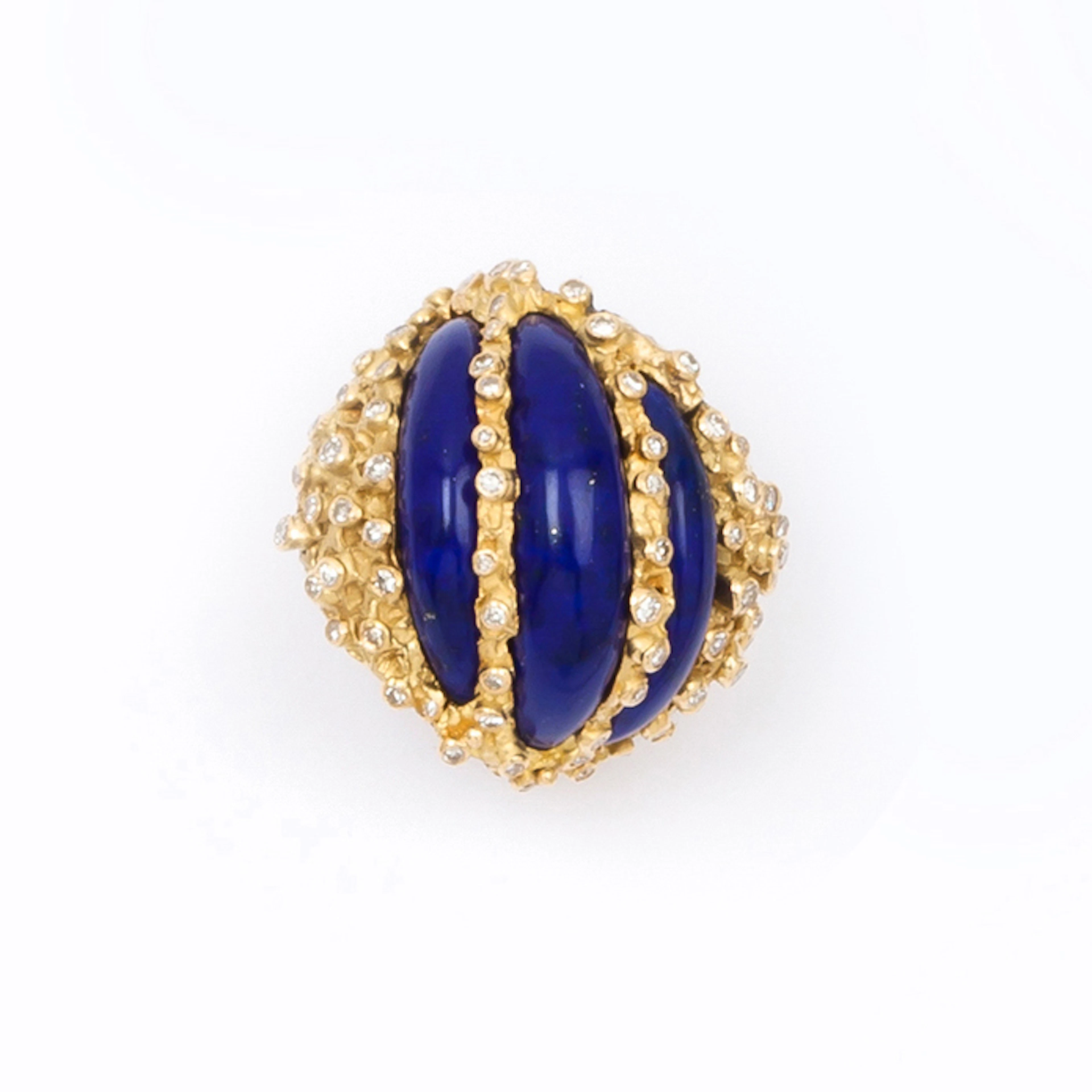 CHAUMET Bague en or jaune guilloché sertie de diamants taillés...