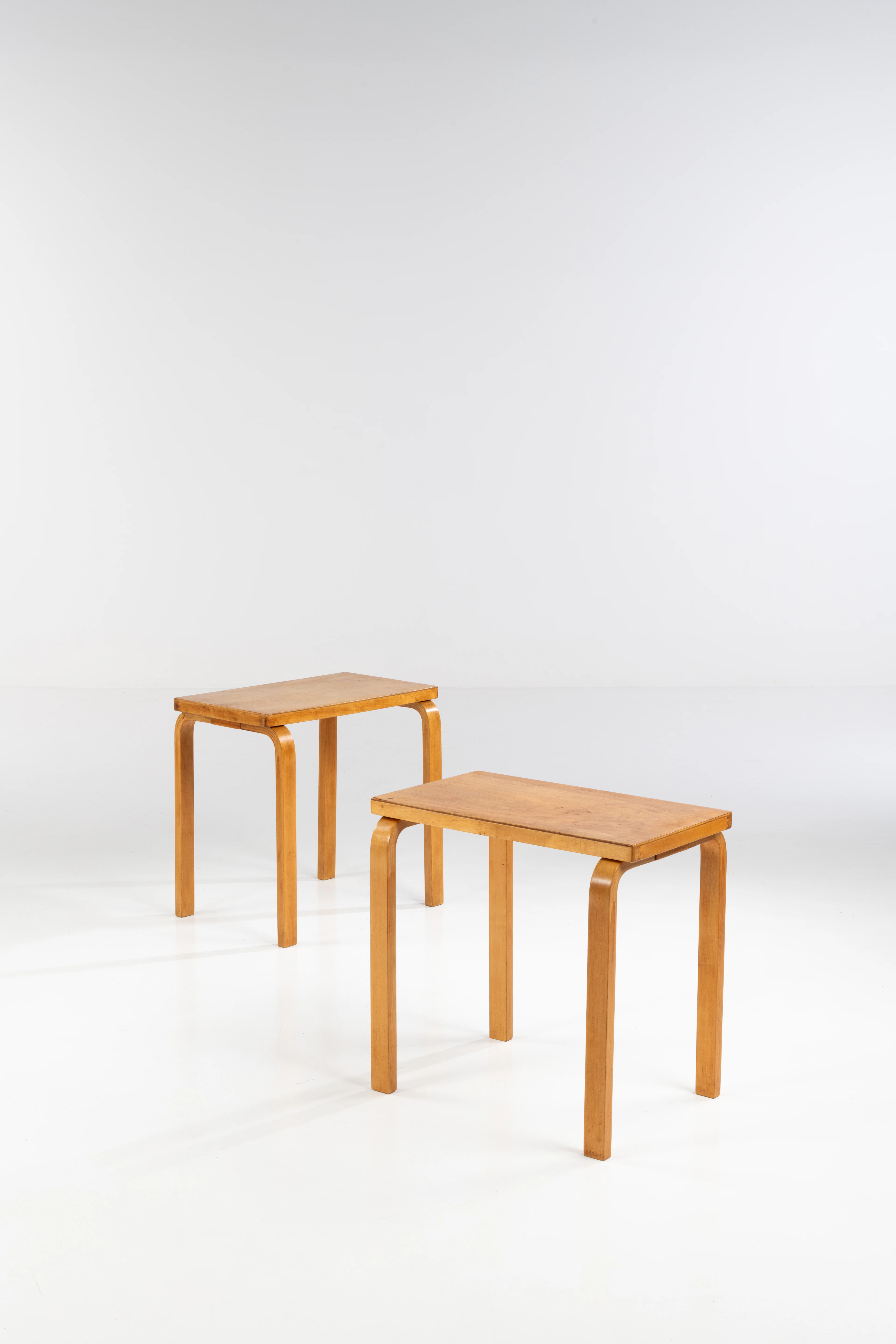 ƒ Alvar Aalto (1898-1976) Pair of side tables - Alvar Aalto (1898-1976)