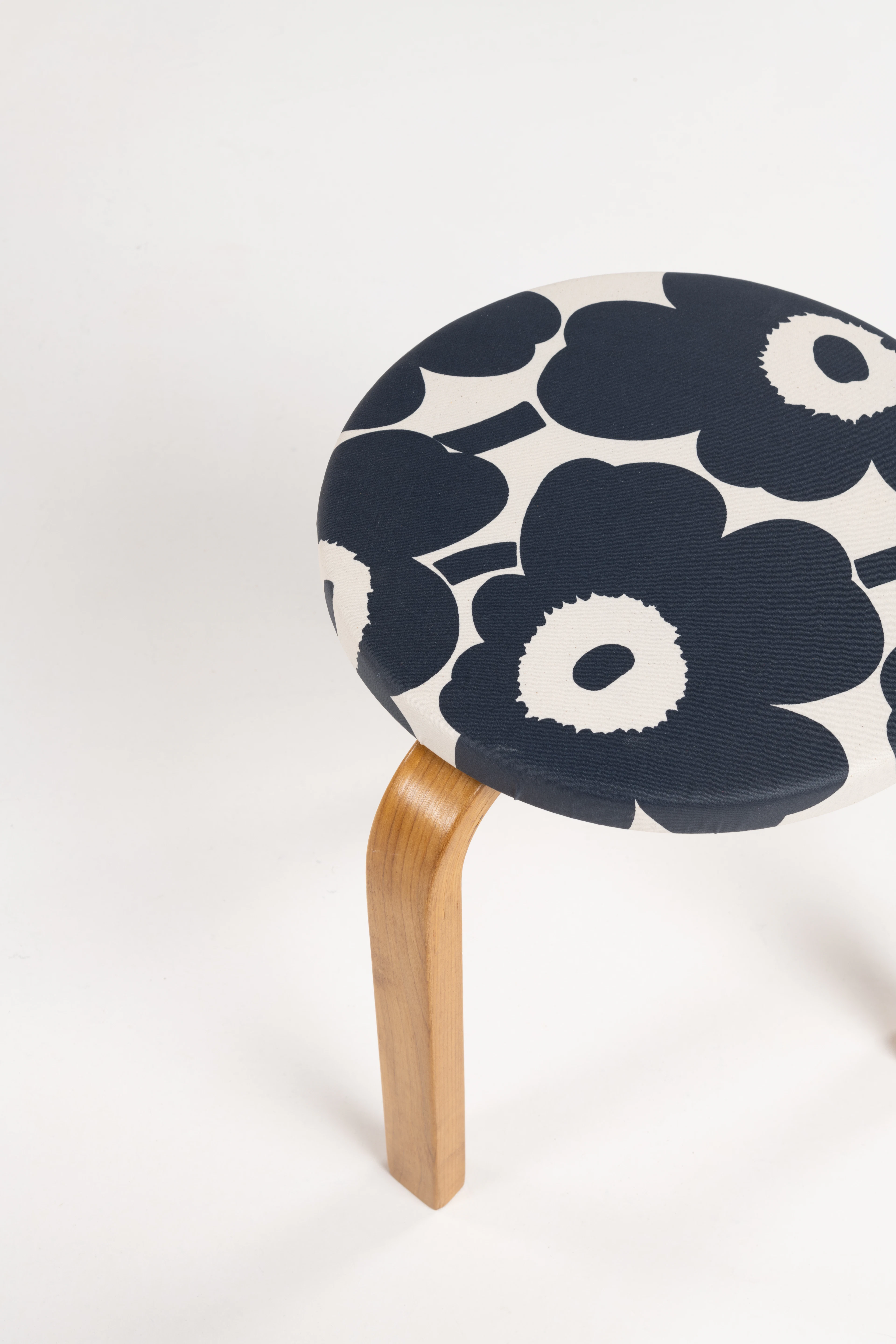 Alvar Aalto (1898-1976) Set of eight stools, model 60 - Alvar Aalto (1898-1976)