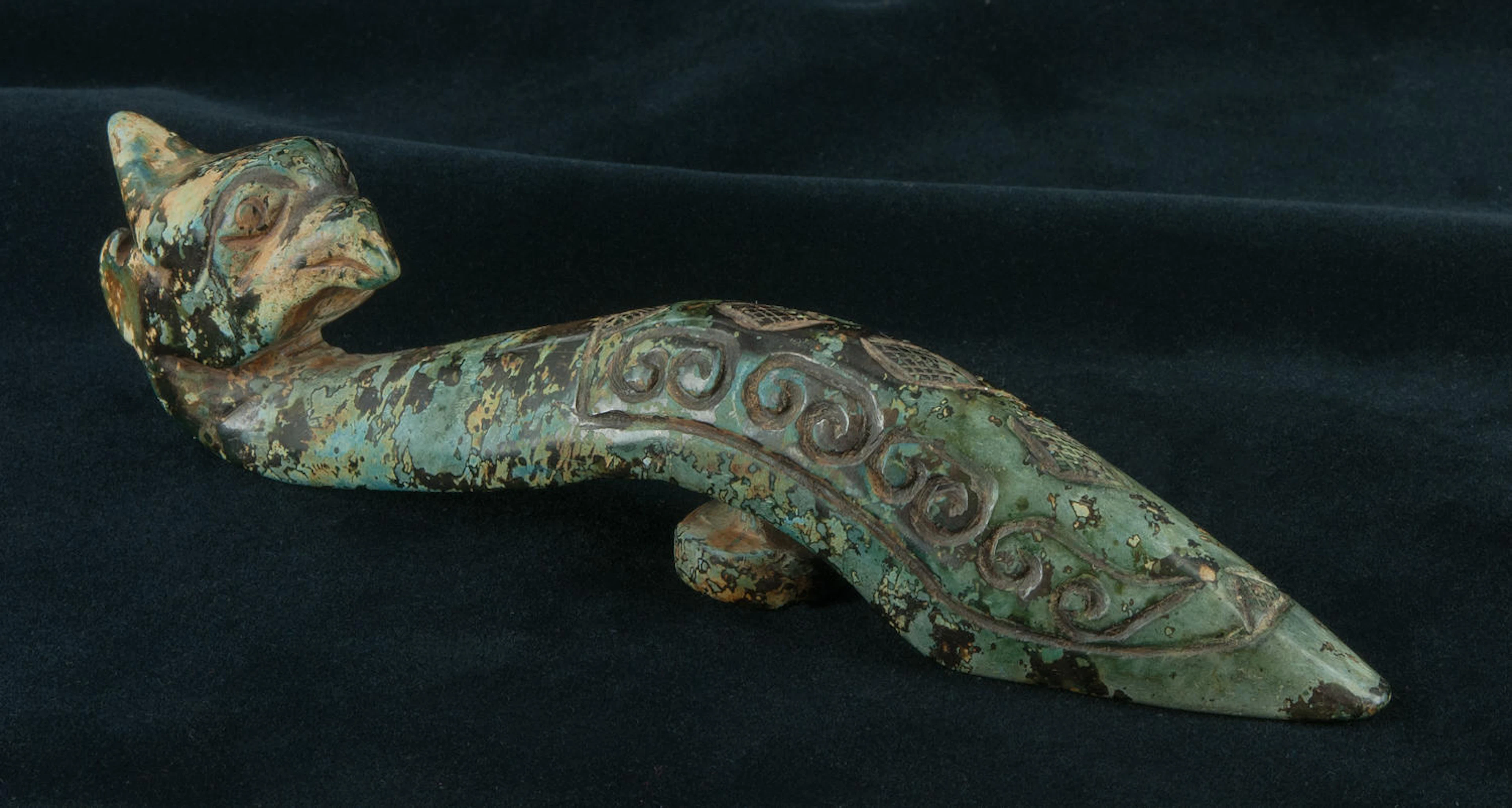 A black green jade belt hook with a bird head