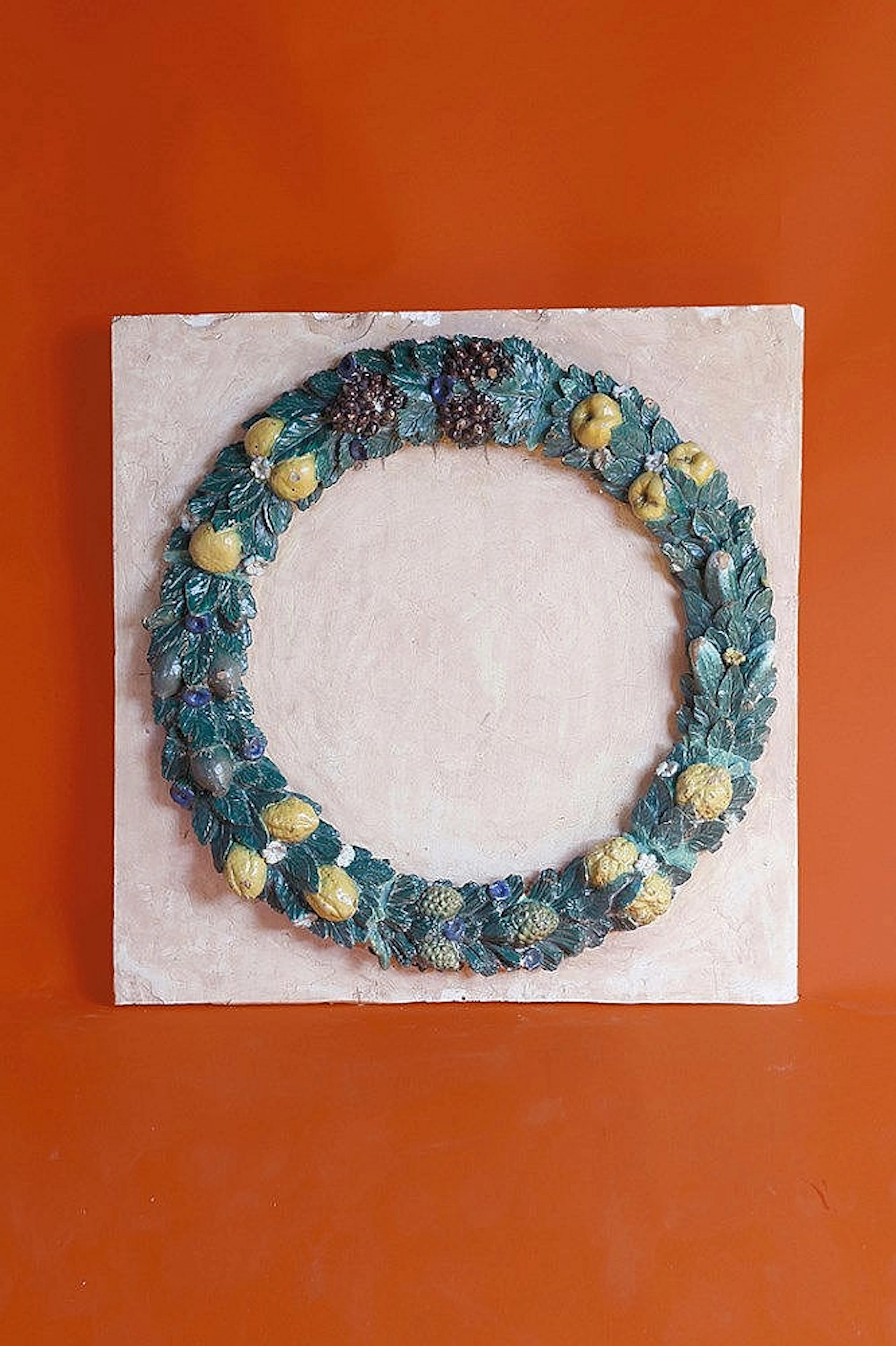 Couronne de fleurs et de fruits