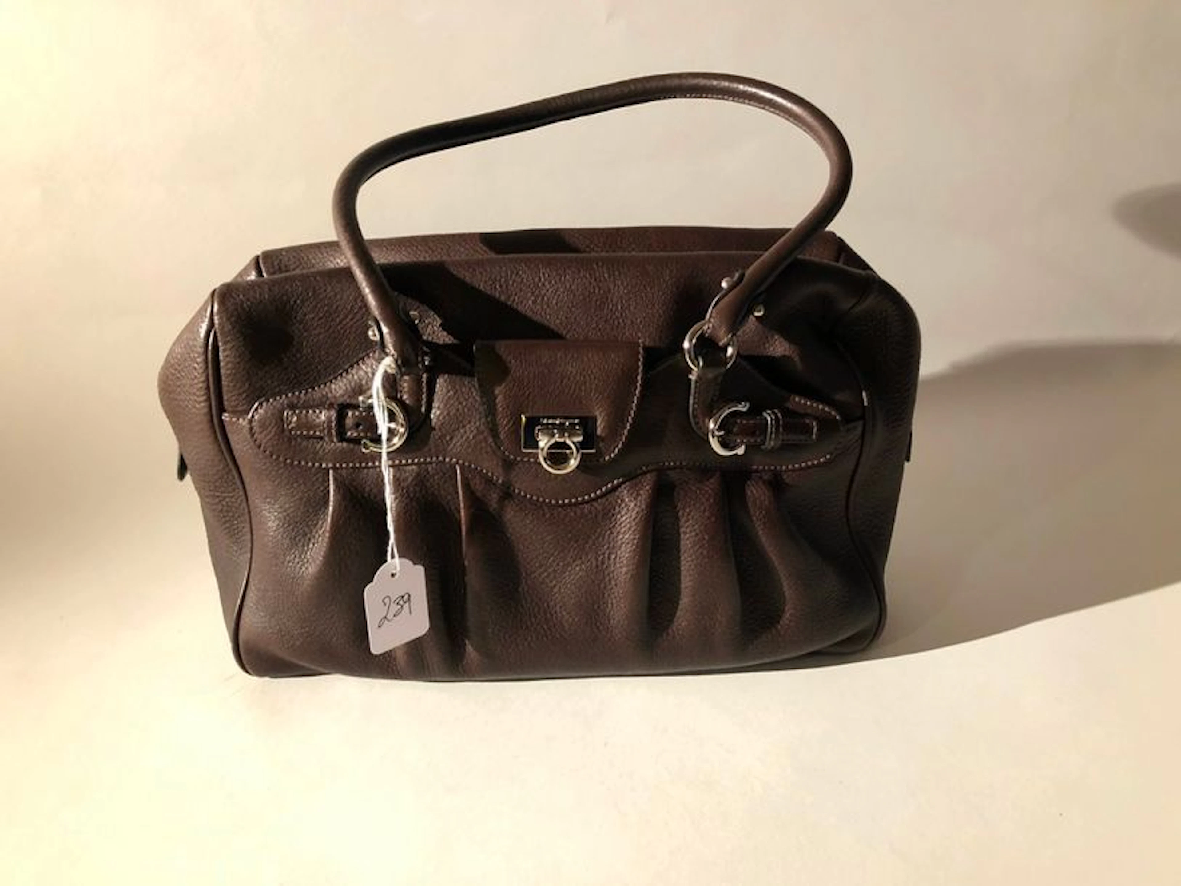 Salvatore FERRAGAMO Sac 30cm en veau grainé... - Lot 711 - Rossini