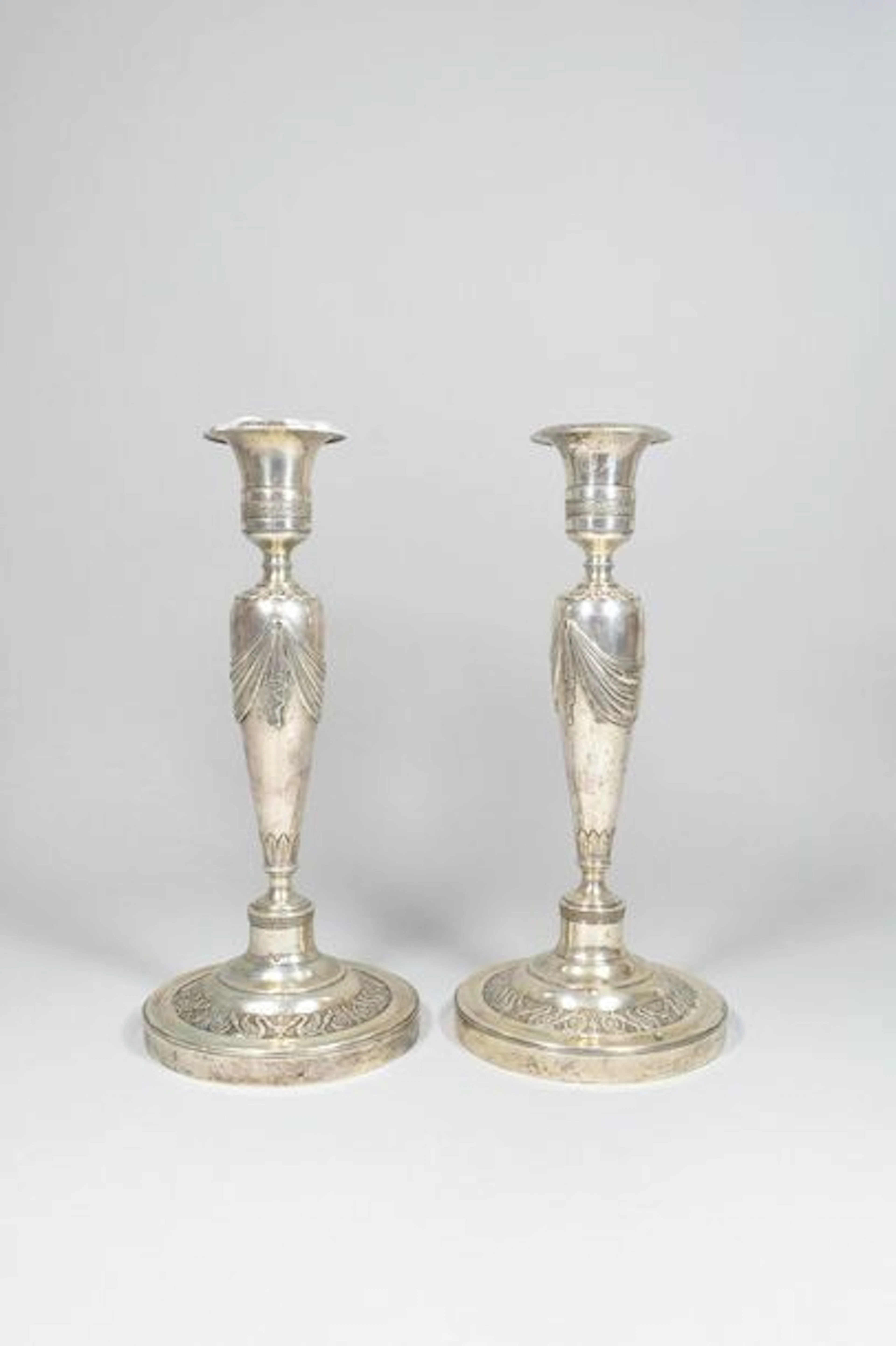 Paire de flambeaux et deux bobèches en argent,... - Lot 180 - Rossini