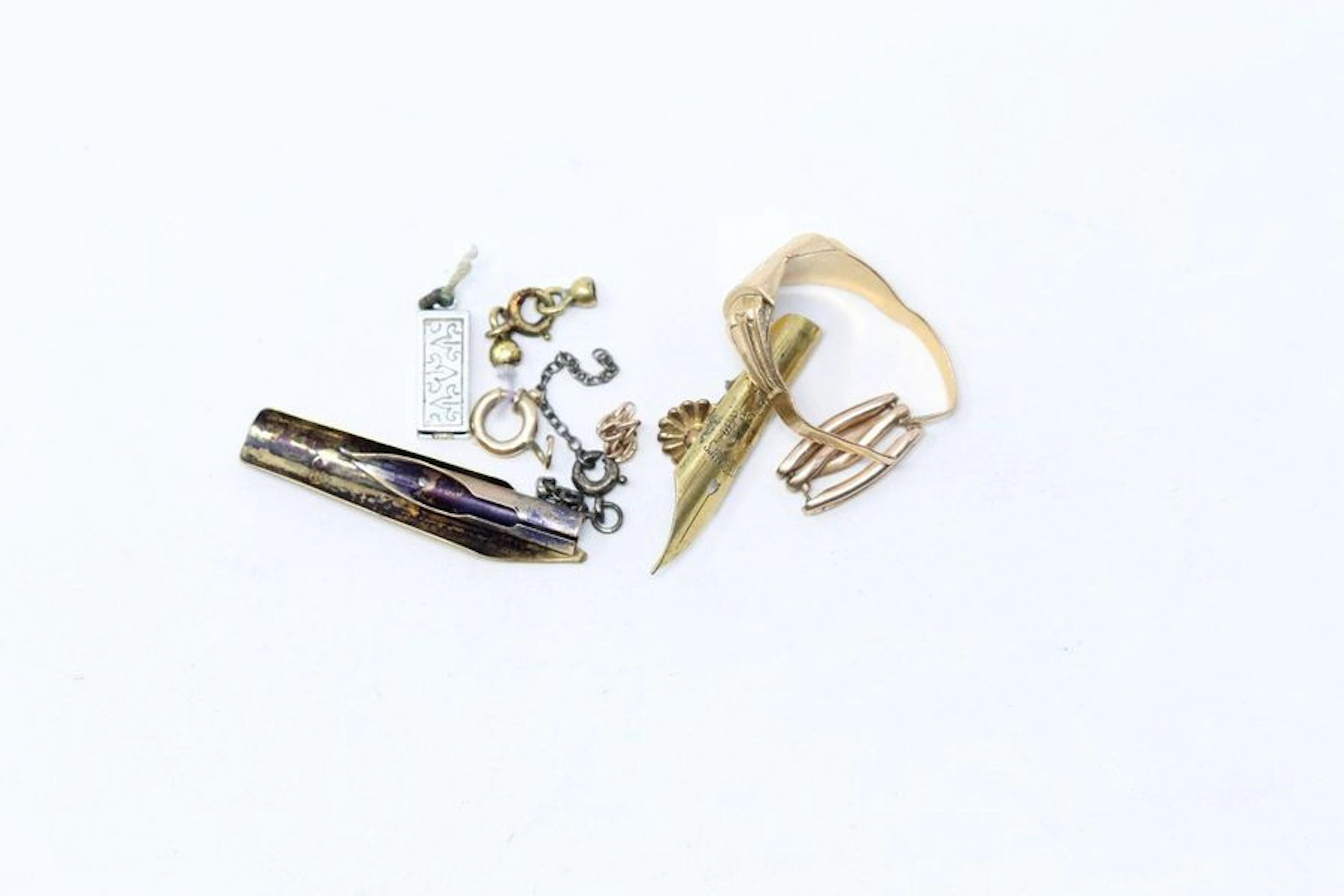 Débris d'or dont : bague coupée, deux fermoirs,... - Lot 352 - Rossini