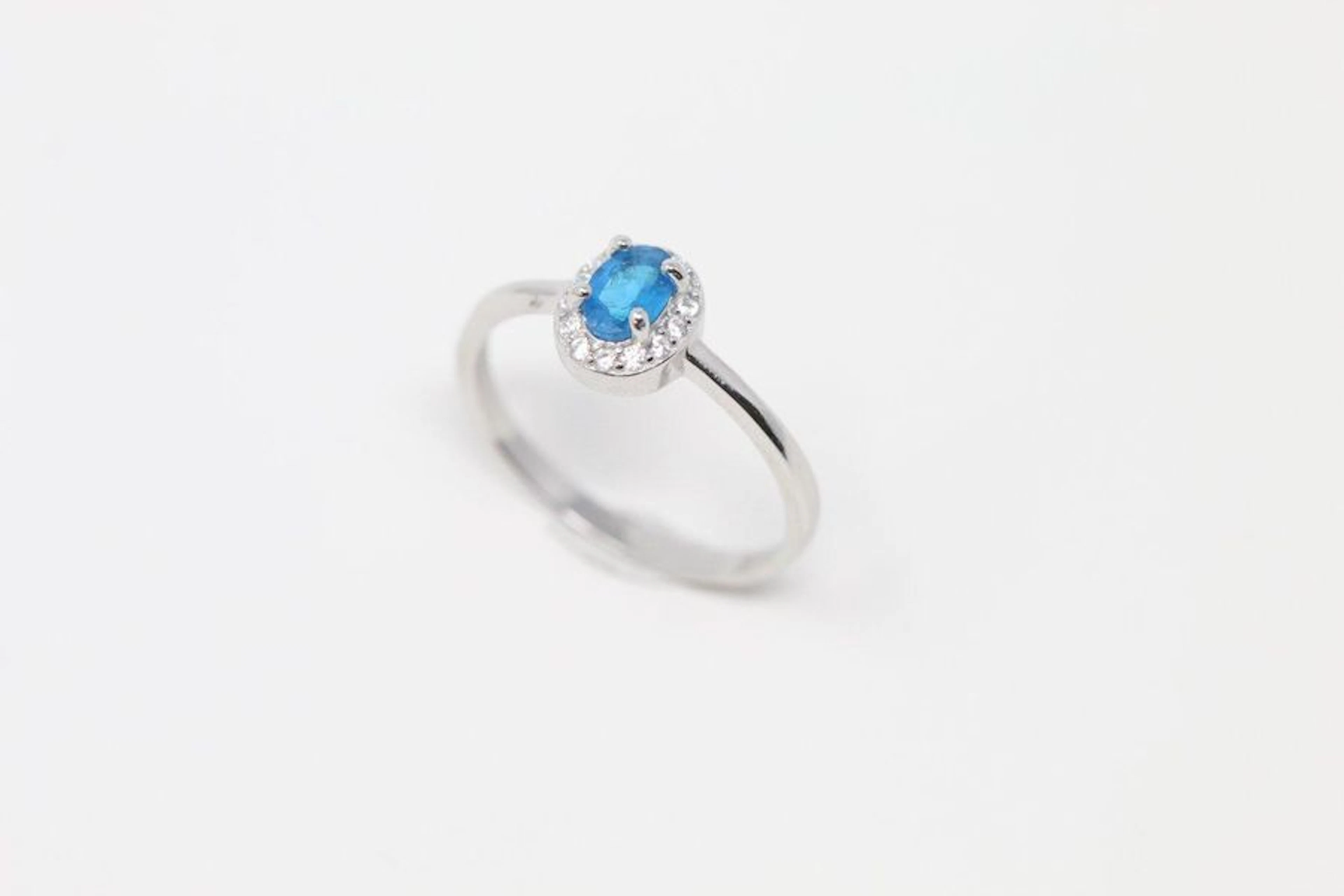 Bague en argent ornée d'un apatite dans un... - Lot 209 - Rossini