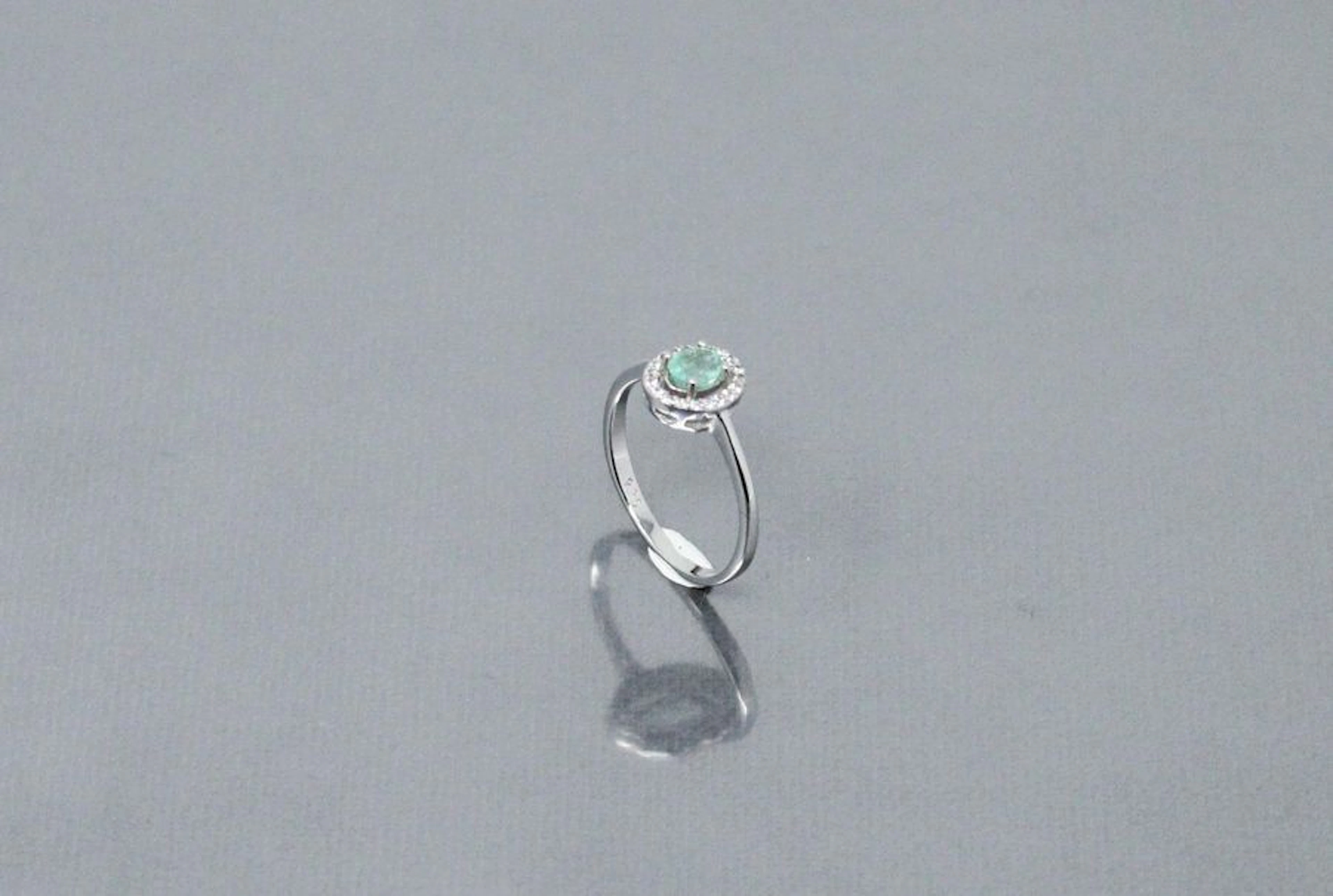 Bague en argent ornée d'une emeraude et de... - Lot 119 - Rossini