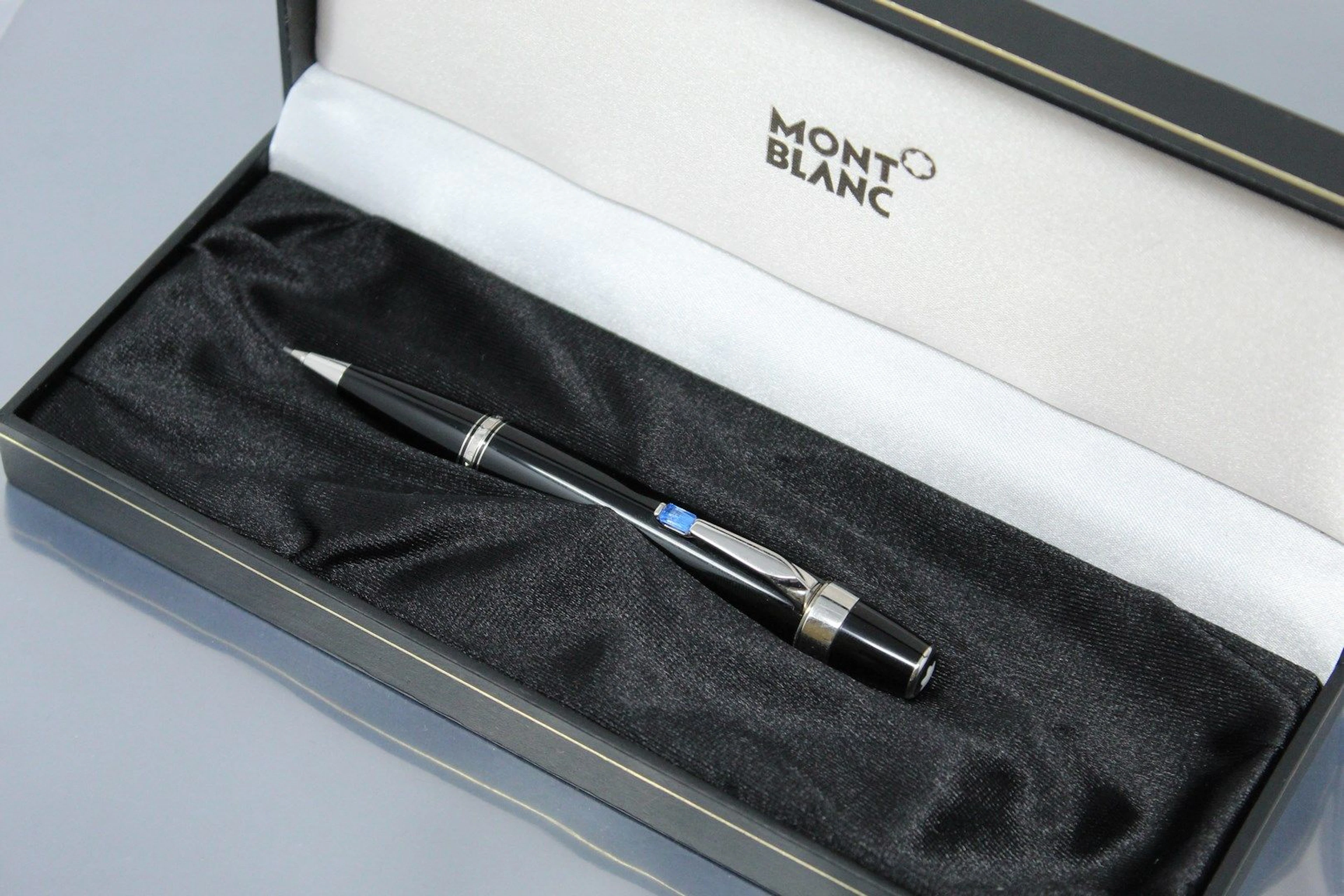 MONTBLANC Porte mine en laque noire signé... - Lot 624 - Rossini