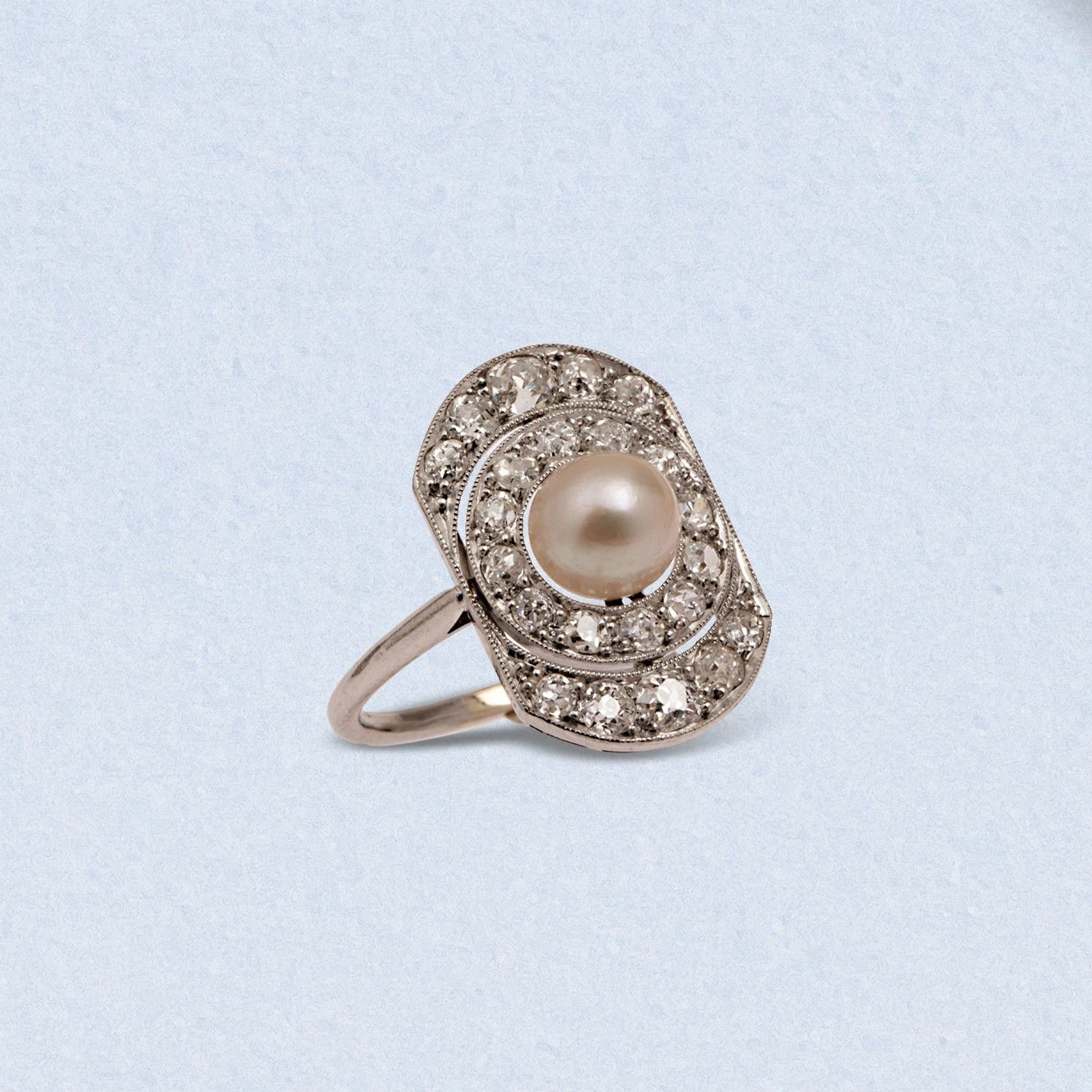 Bague en platine à chaton oblong pavé de... - Lot 73 - Rossini