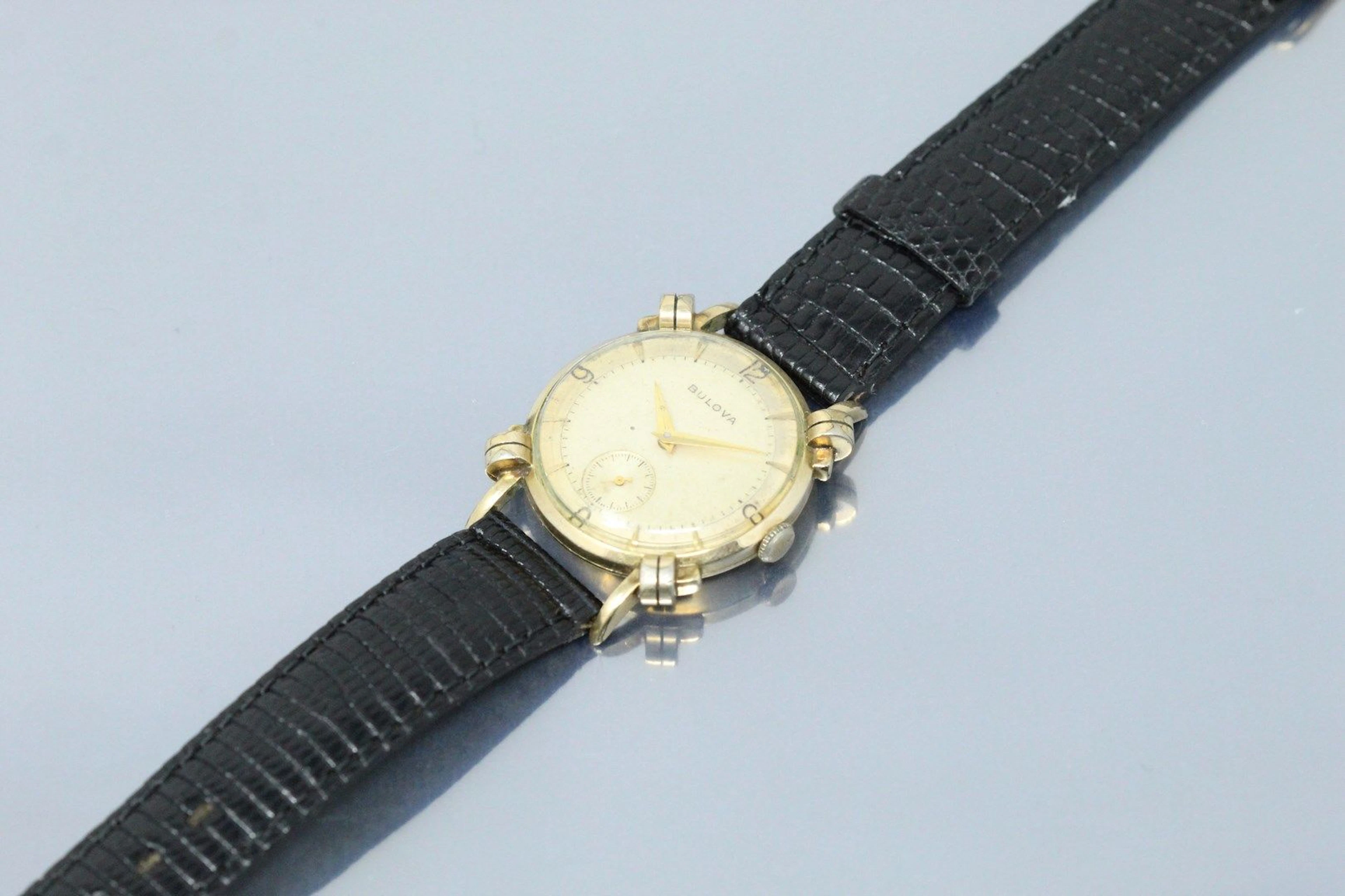 BULOVA Montre bracelet en métal plaqué or.... - Lot 206 - Rossini