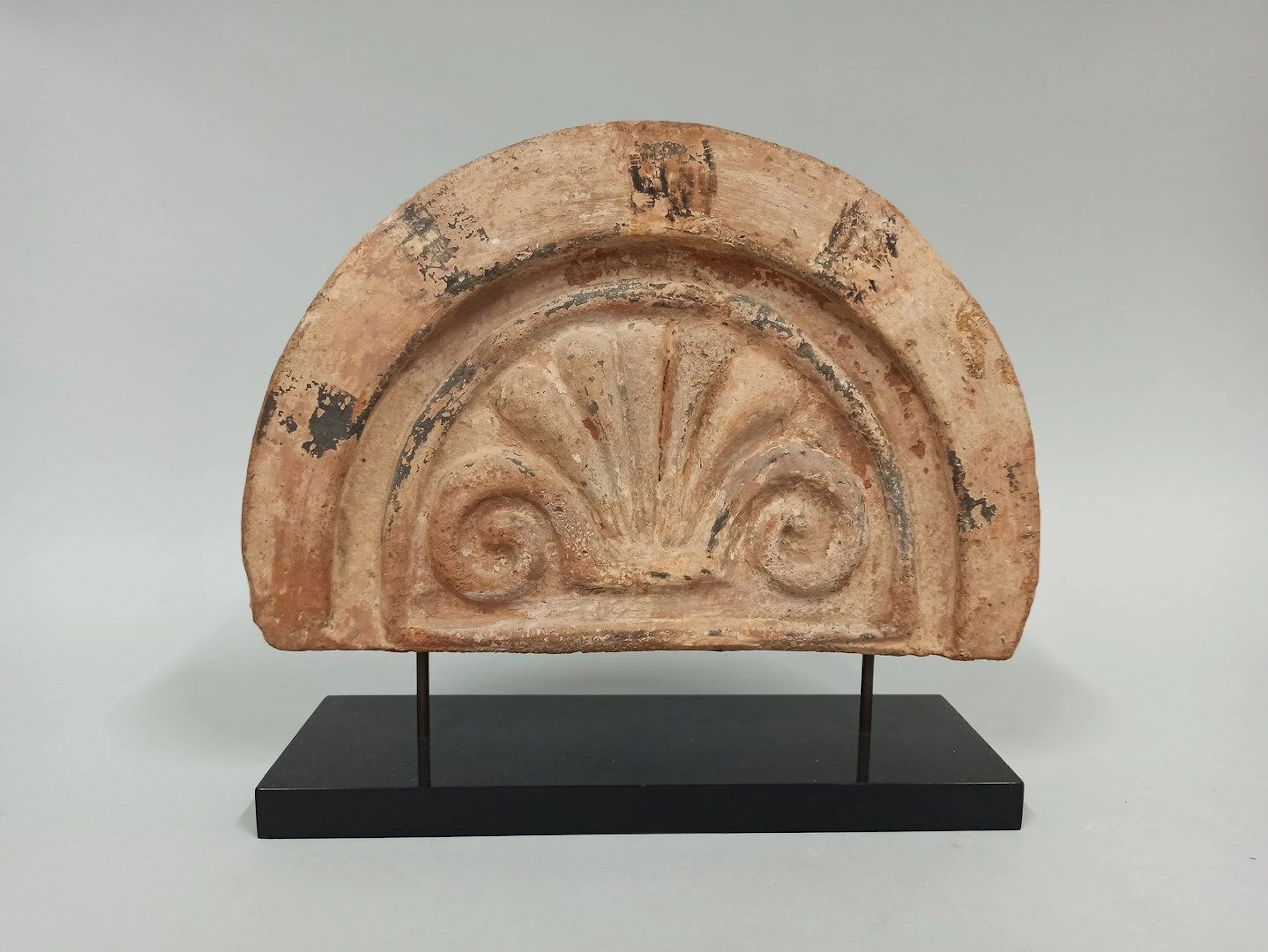Antéfixe cintré présentant une palmette Terre... - Lot 232 - Rossini