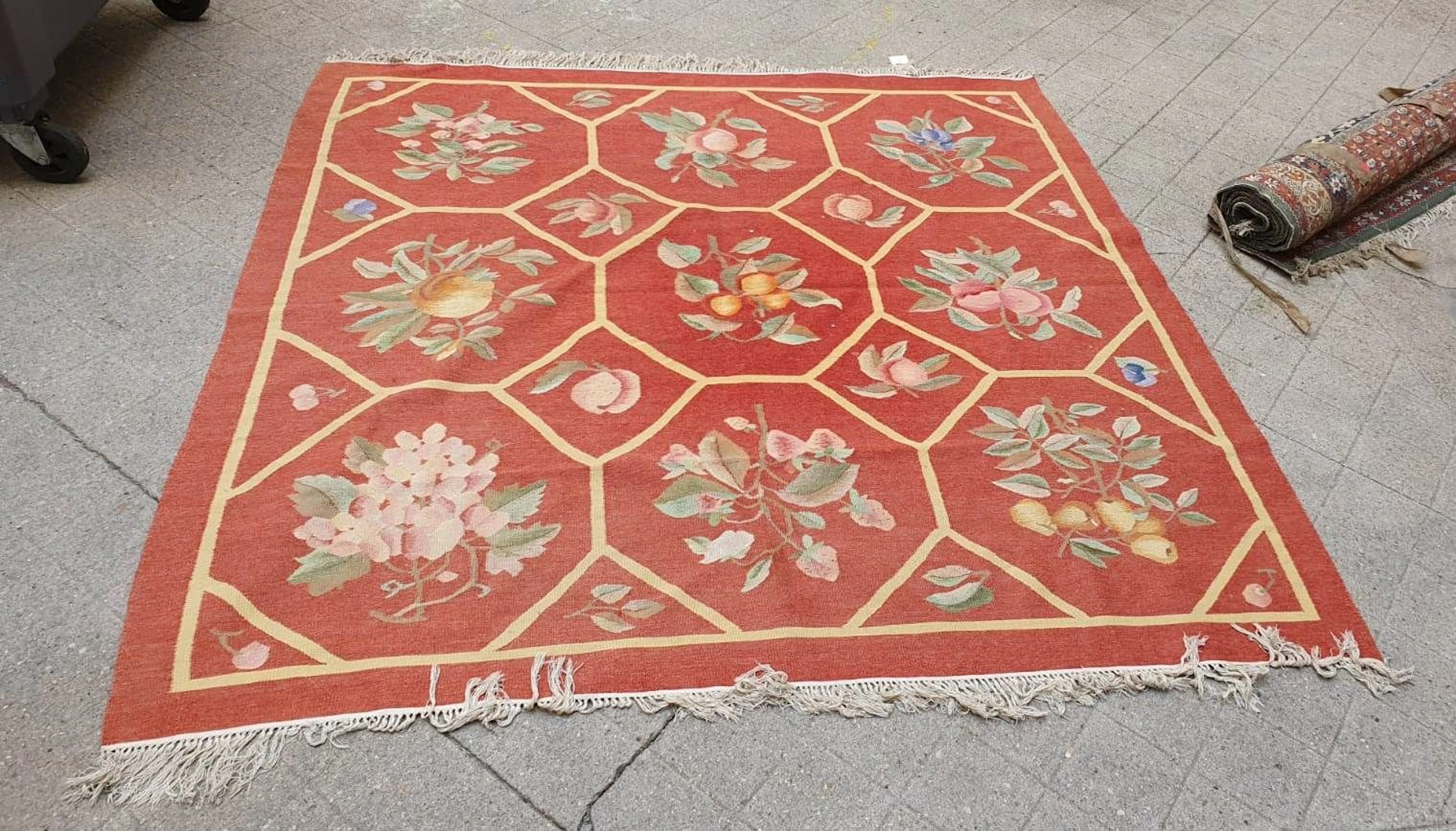 Tapis Kilim fond orangé à décor floral et... - Lot 303 - Rossini