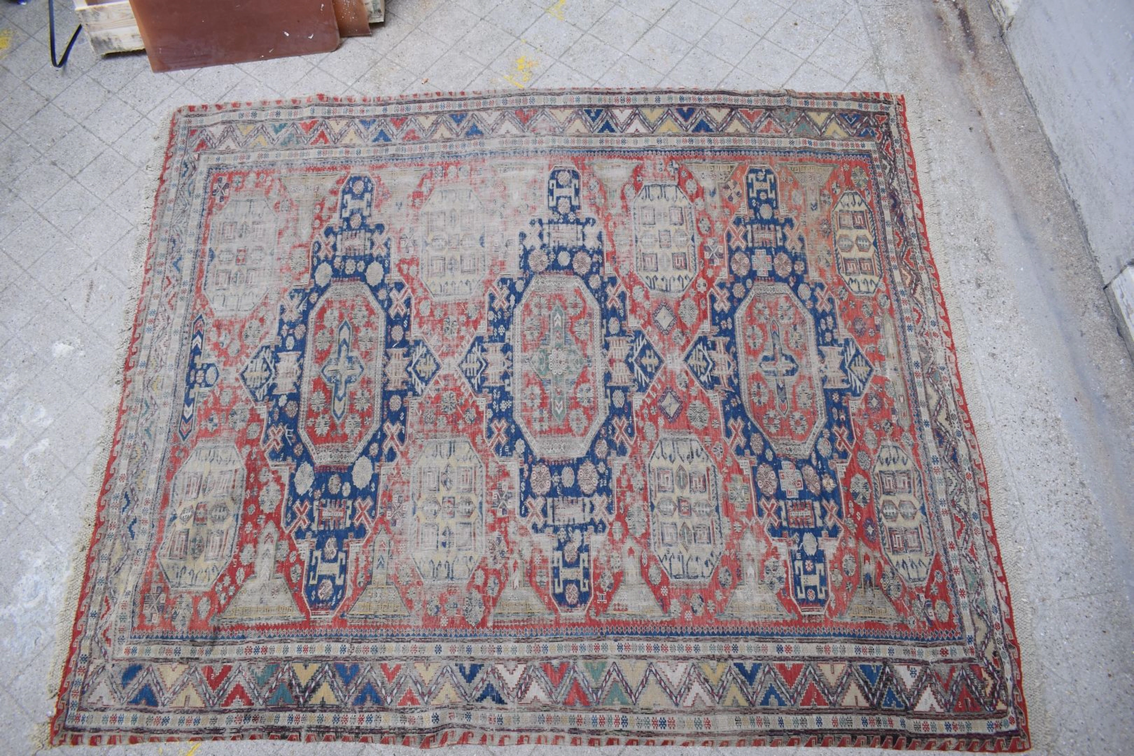 Tapis Kilim fond rouge à décor géométrique... - Lot 304 - Rossini