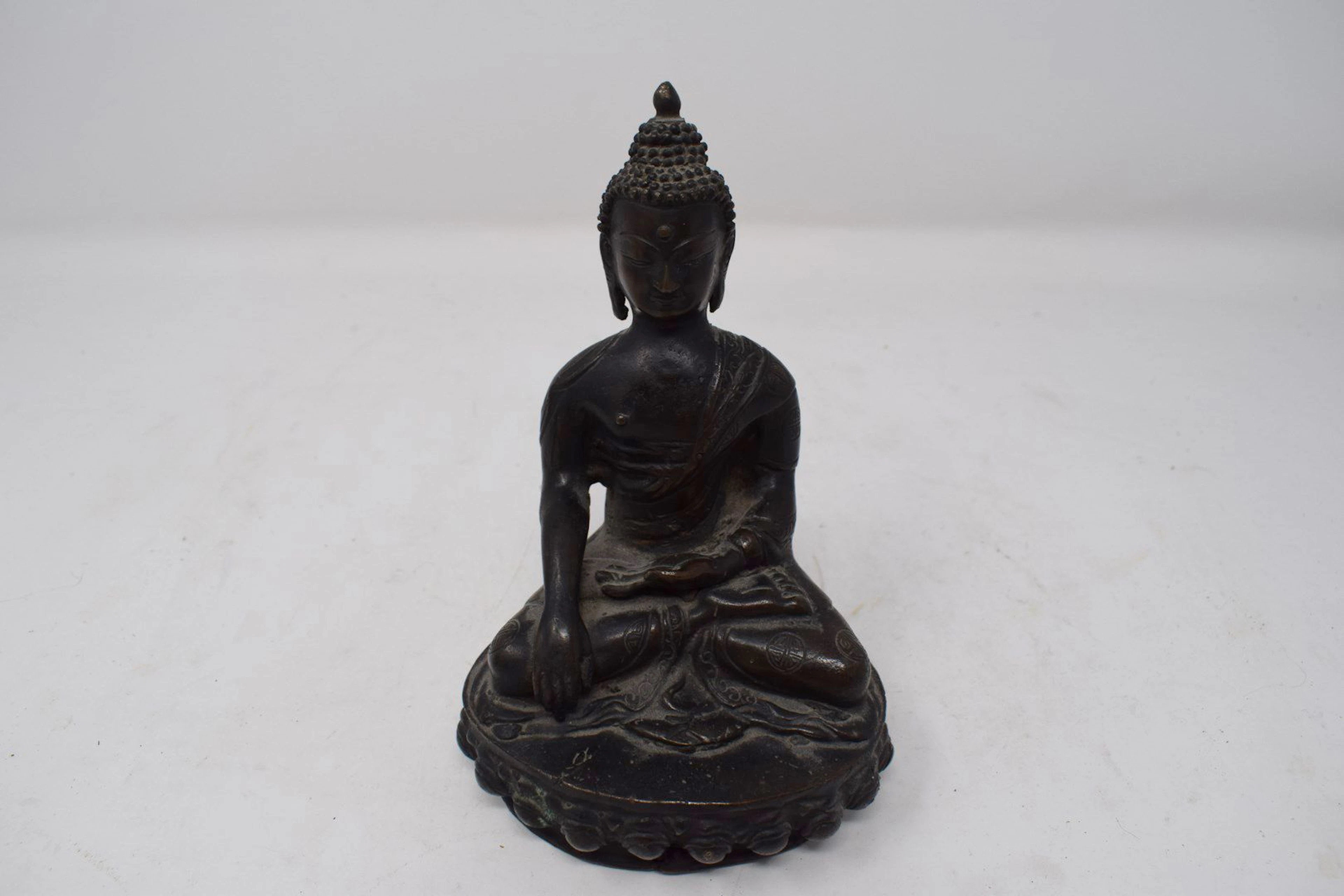 Bouddha maravijaya en bronze à patine brune,... - Lot 210 - Rossini