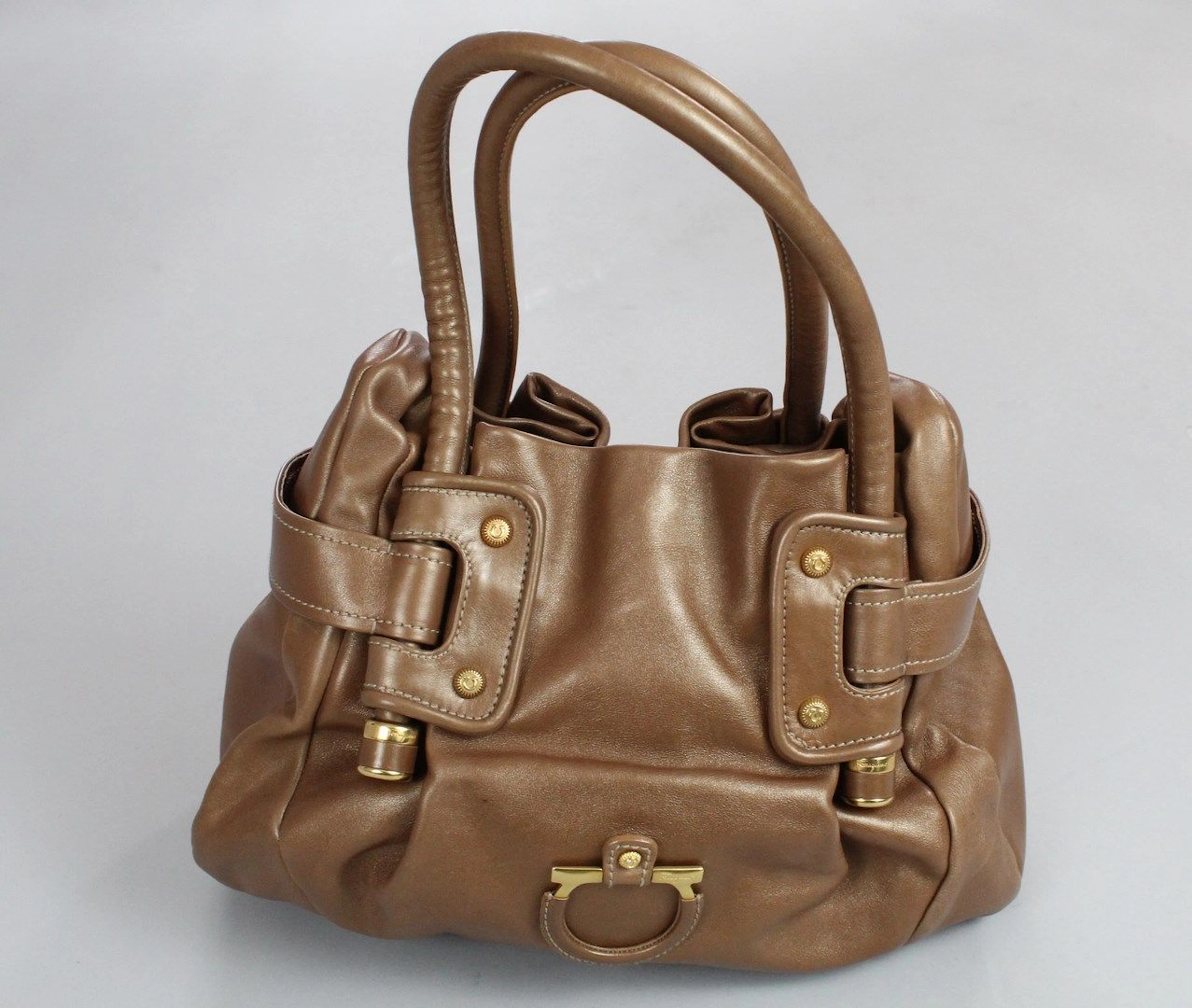 SALVATORE FERRAGAMO Sac porté main ou... - Lot 30 - Rossini