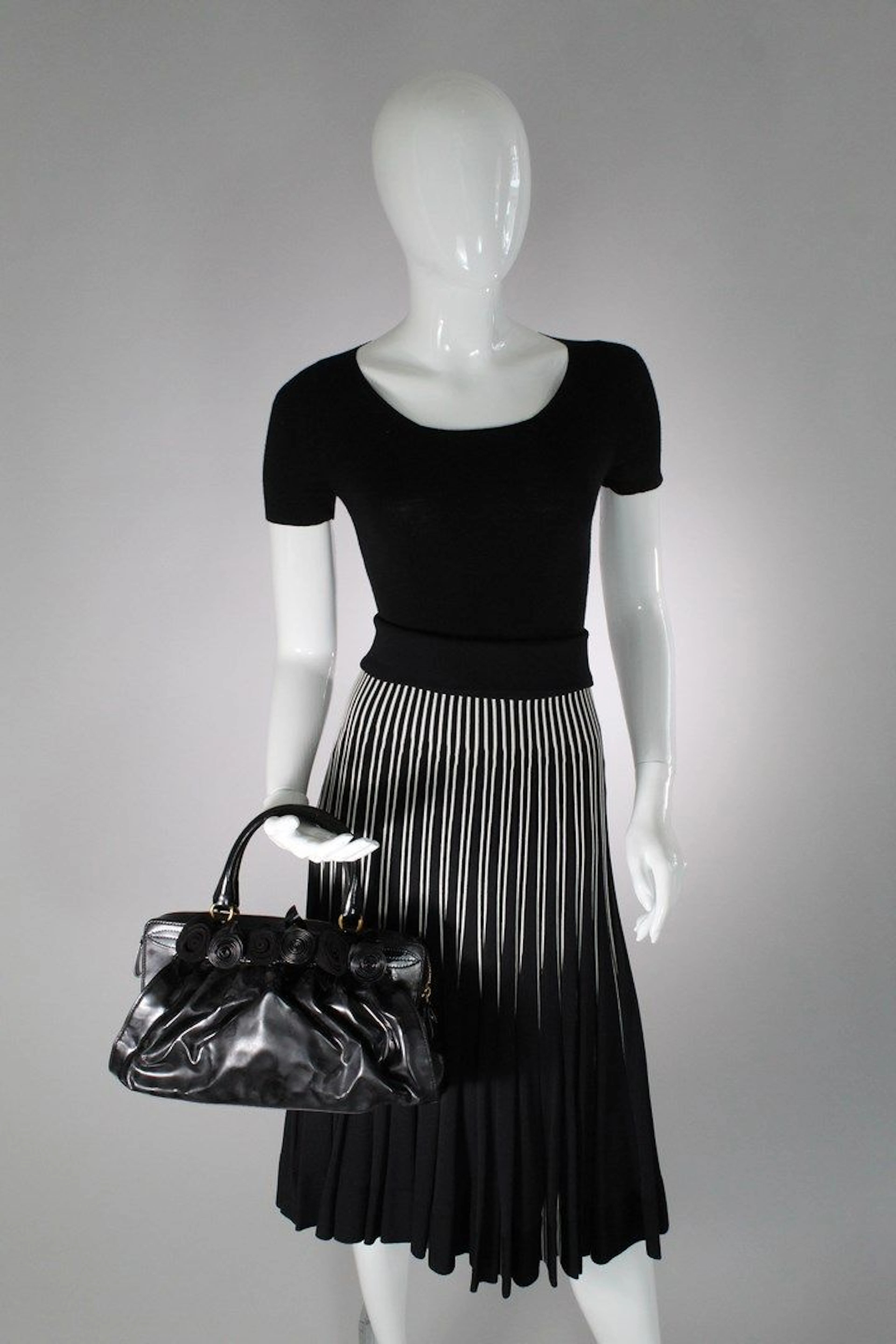 VALENTINO Sac à main en cuir verni noir... - Lot 56 - Rossini