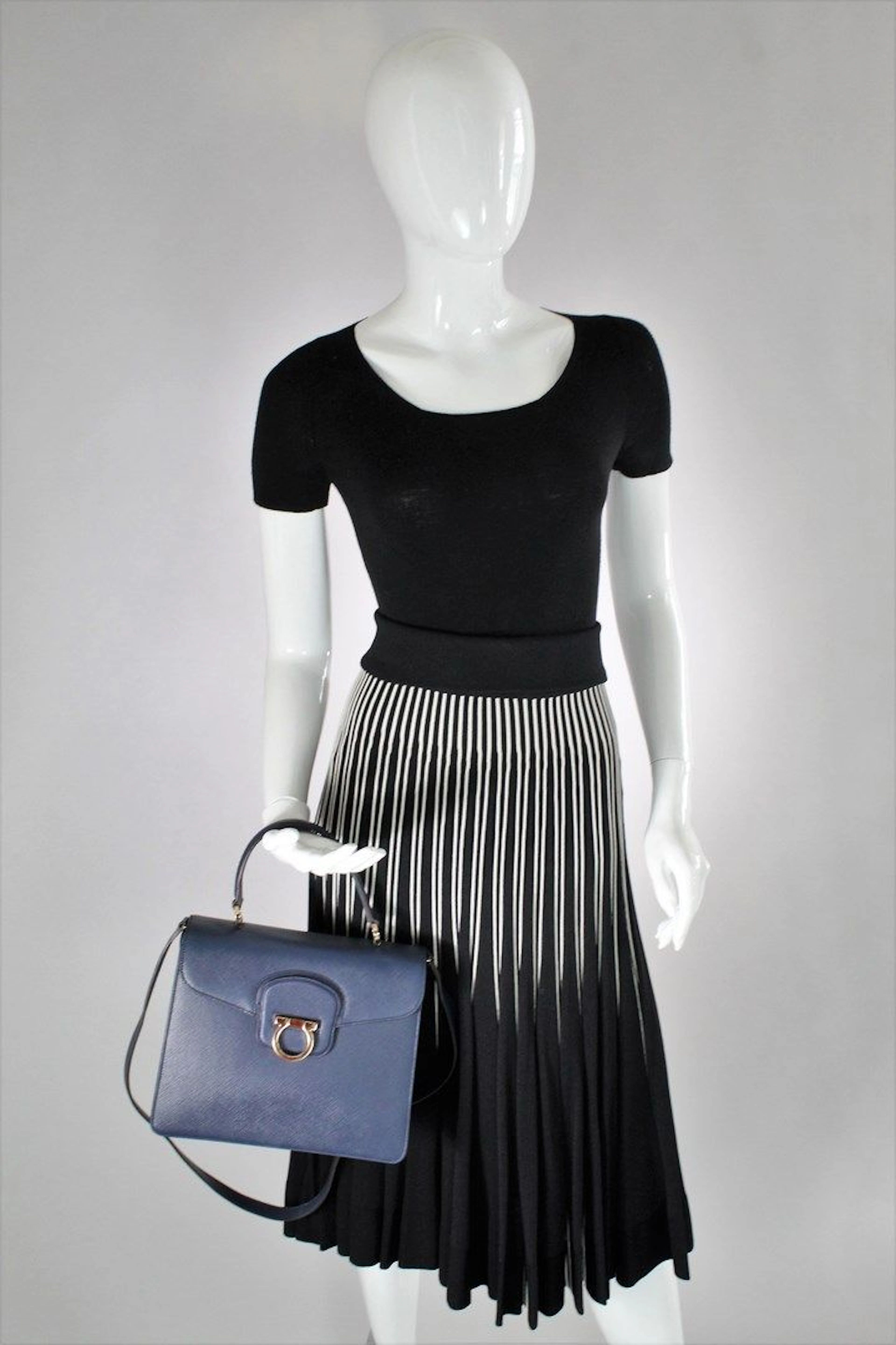 FERRAGAMO Sac en cuir bleu porté main,... - Lot 184 - Rossini