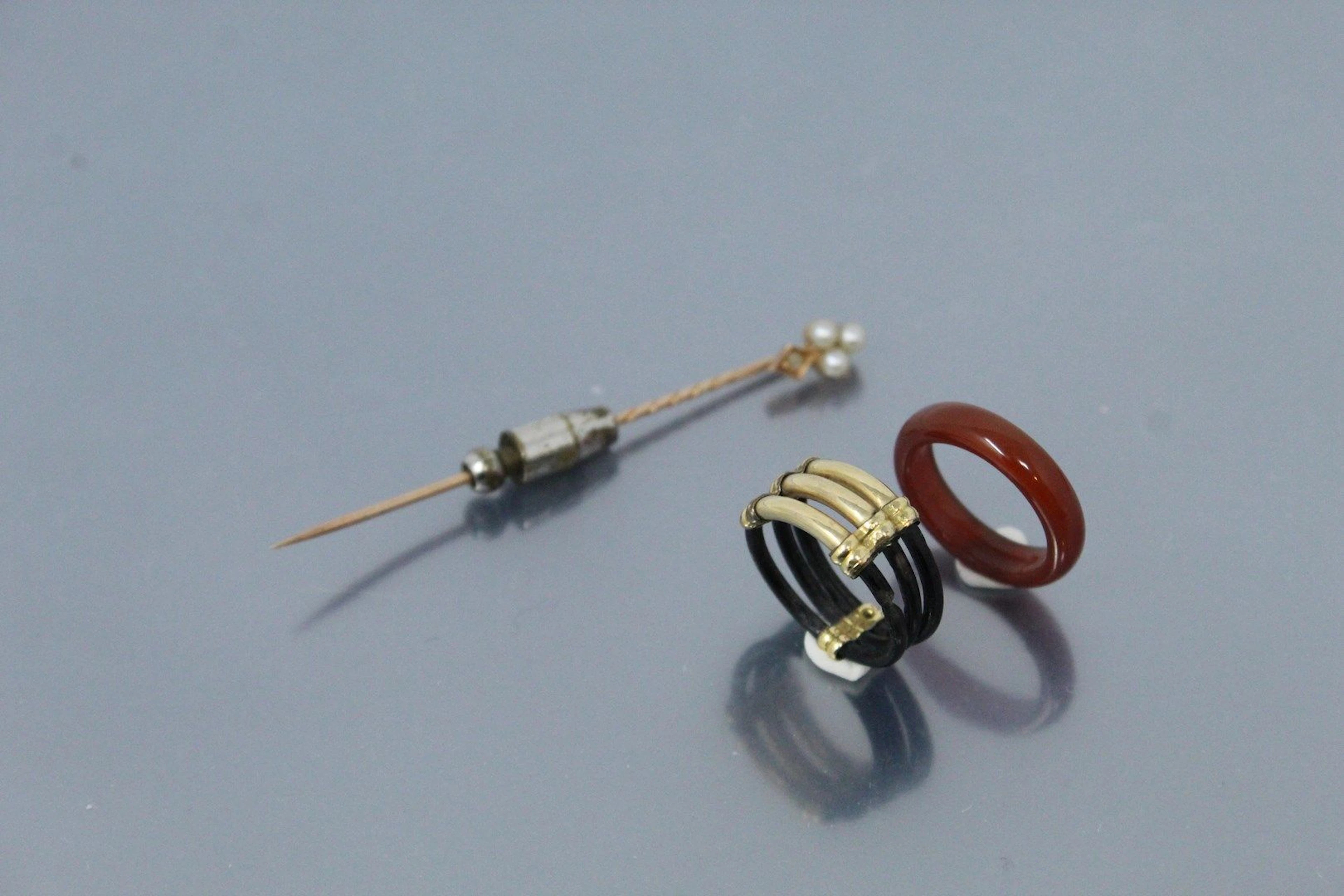 Lot composé d'une épingle en or 18k (750),... - Lot 220 - Rossini