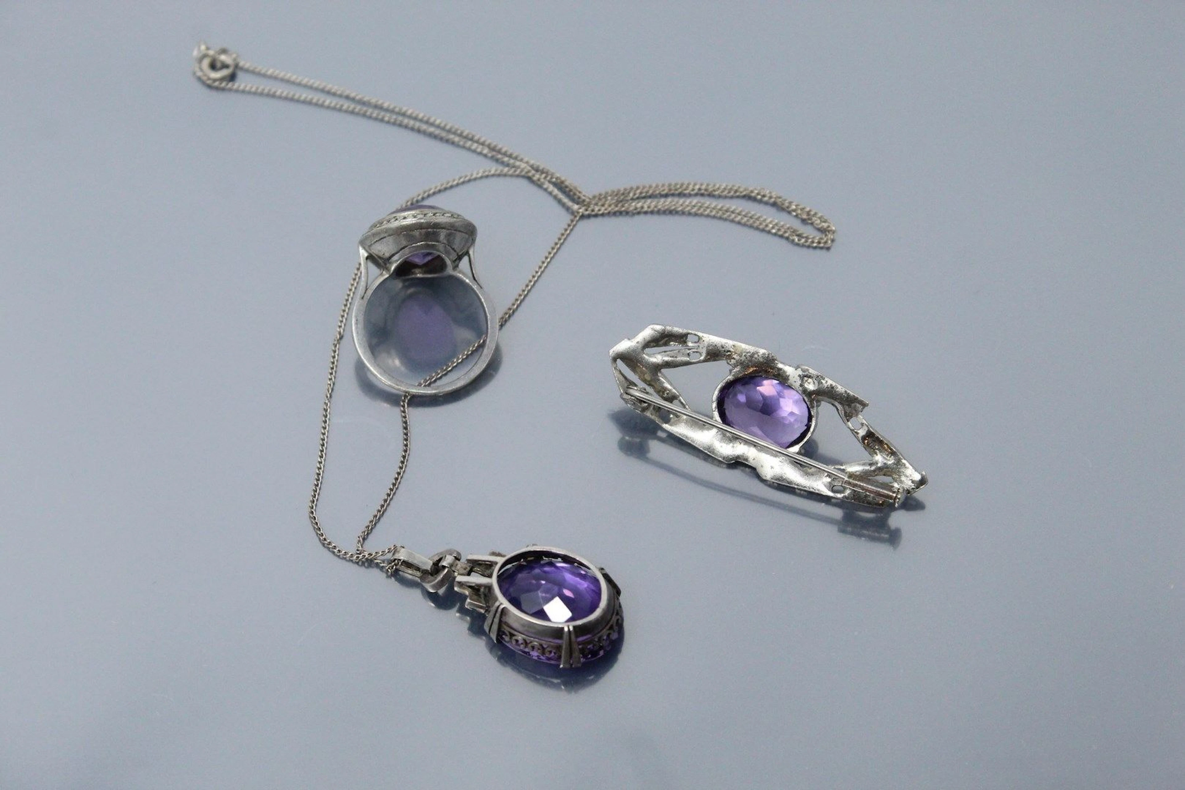 Parure en argent et métal ornée d'améthystes... - Lot 287 - Rossini