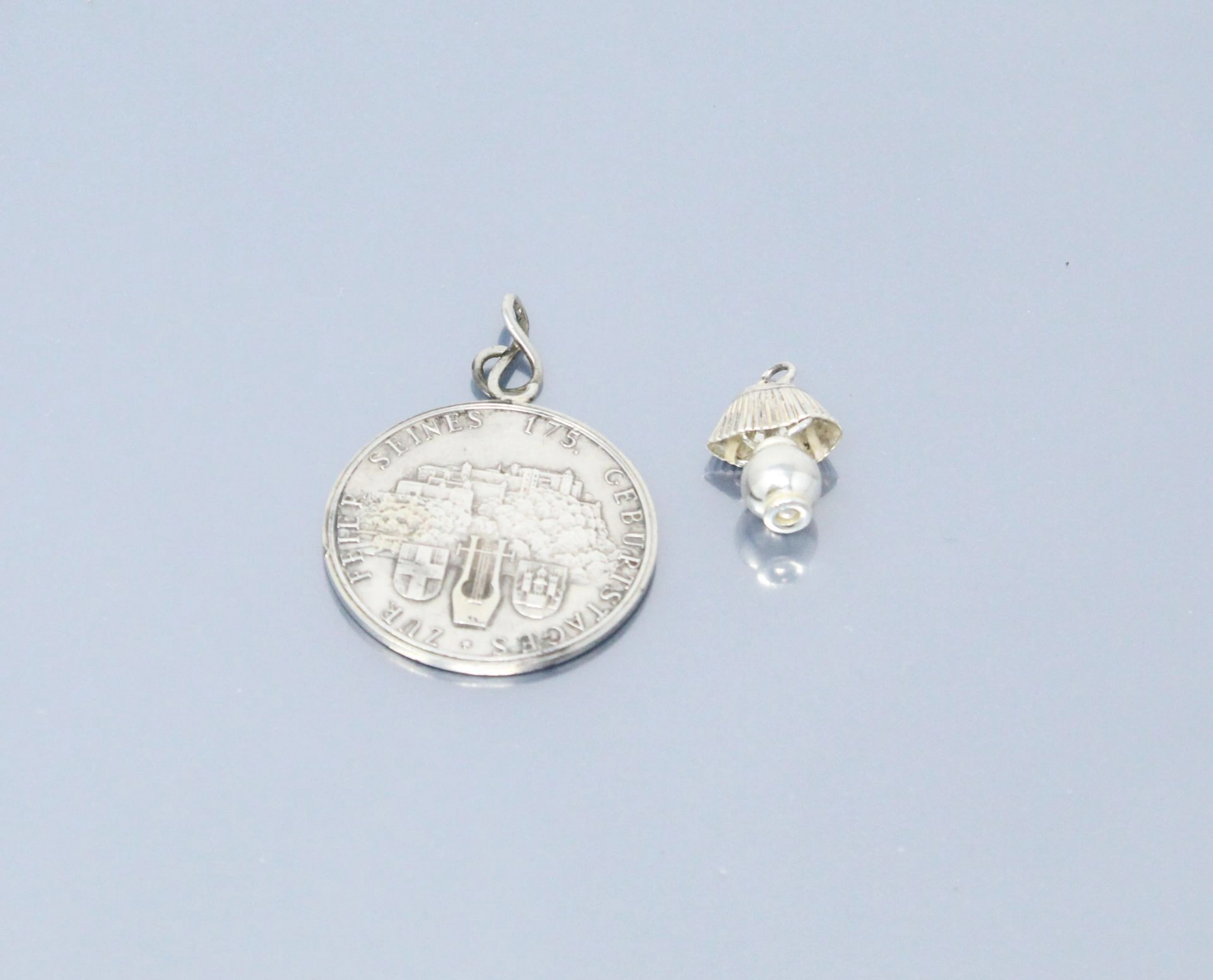 Deux pendentifs dont une médaille de amadeus... - Lot 535 - Rossini
