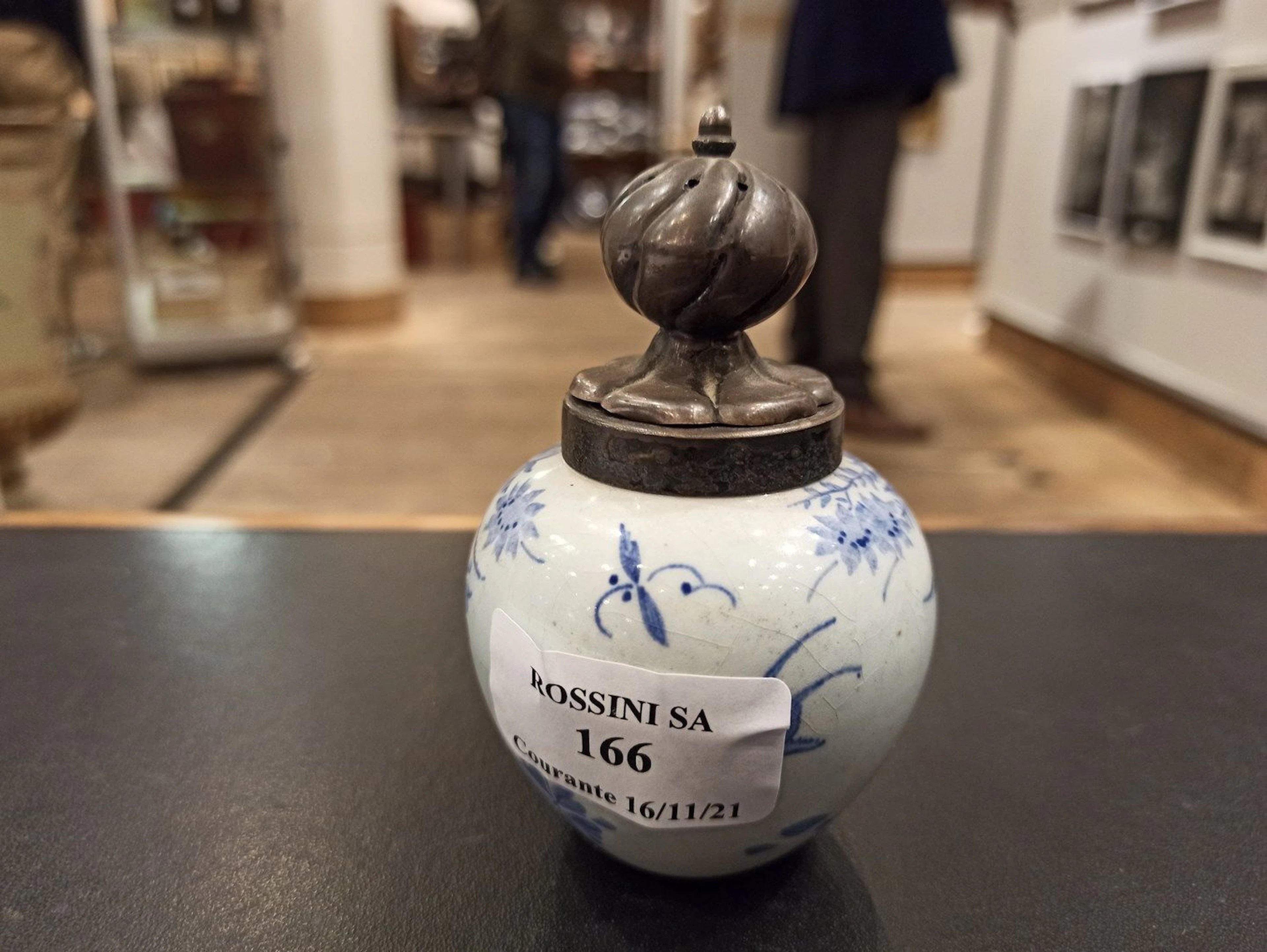 Diffuseur de parfum, corps en porcelaine... - Lot 166 - Rossini