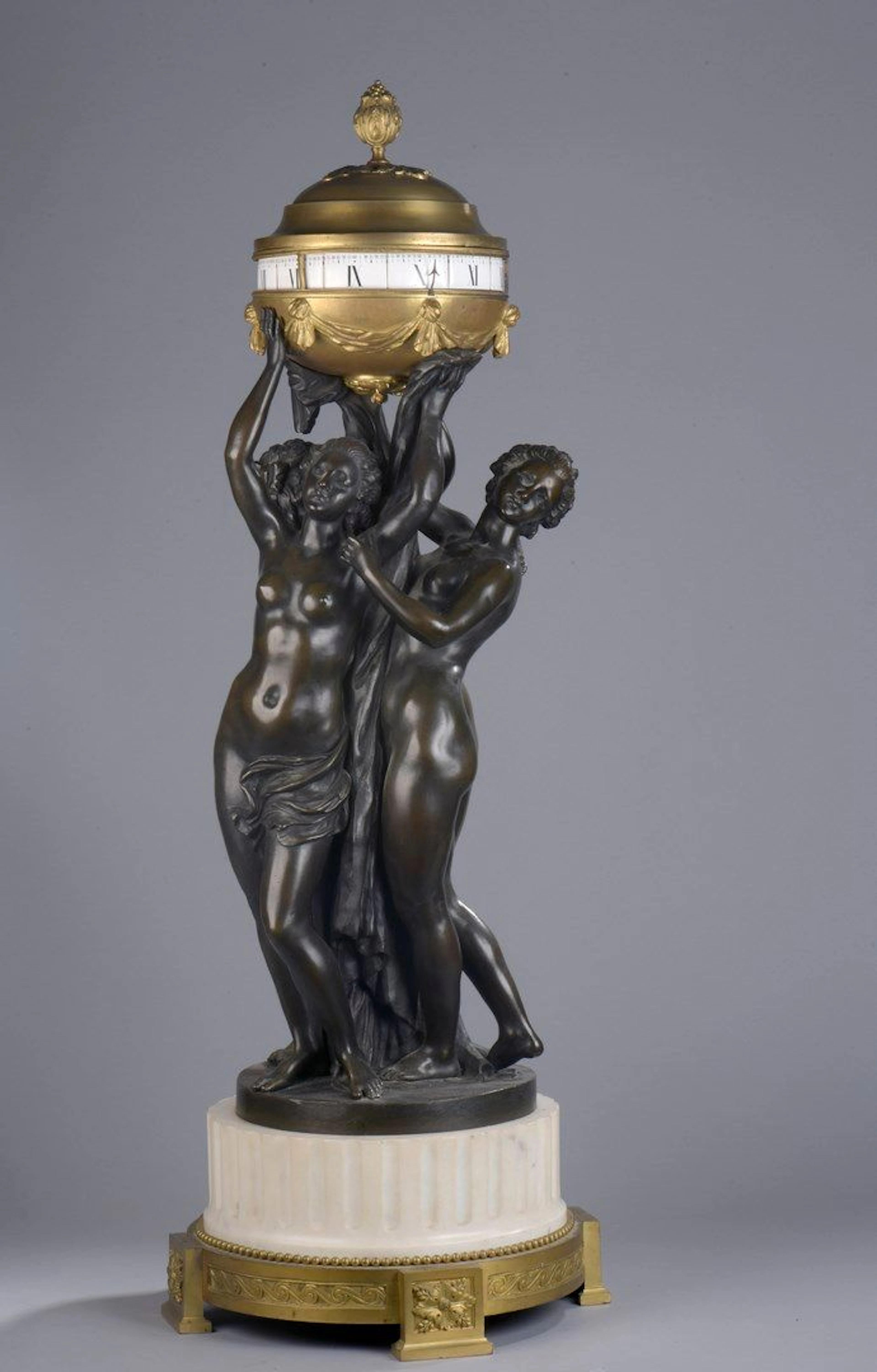 Pendule aux trois Grâces reposant sur une... - Lot 258 - Rossini