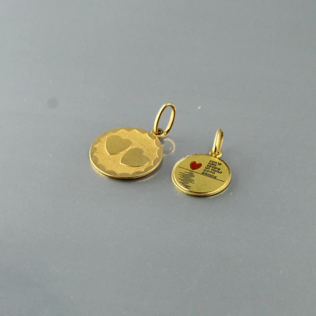 Deux pendentifs "amoureux" italiens en or... - Lot 348 - Rossini