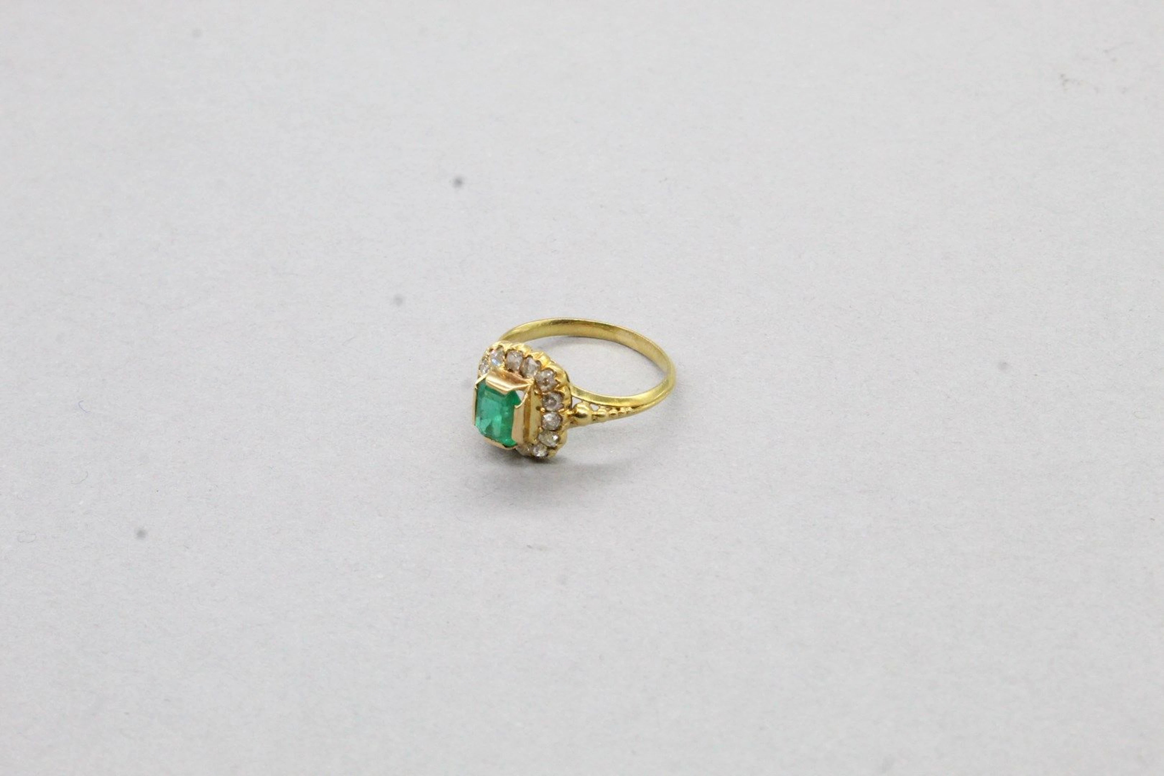 Bague en or jaune ornée d'une emeraude entourée... - Lot 366 - Rossini