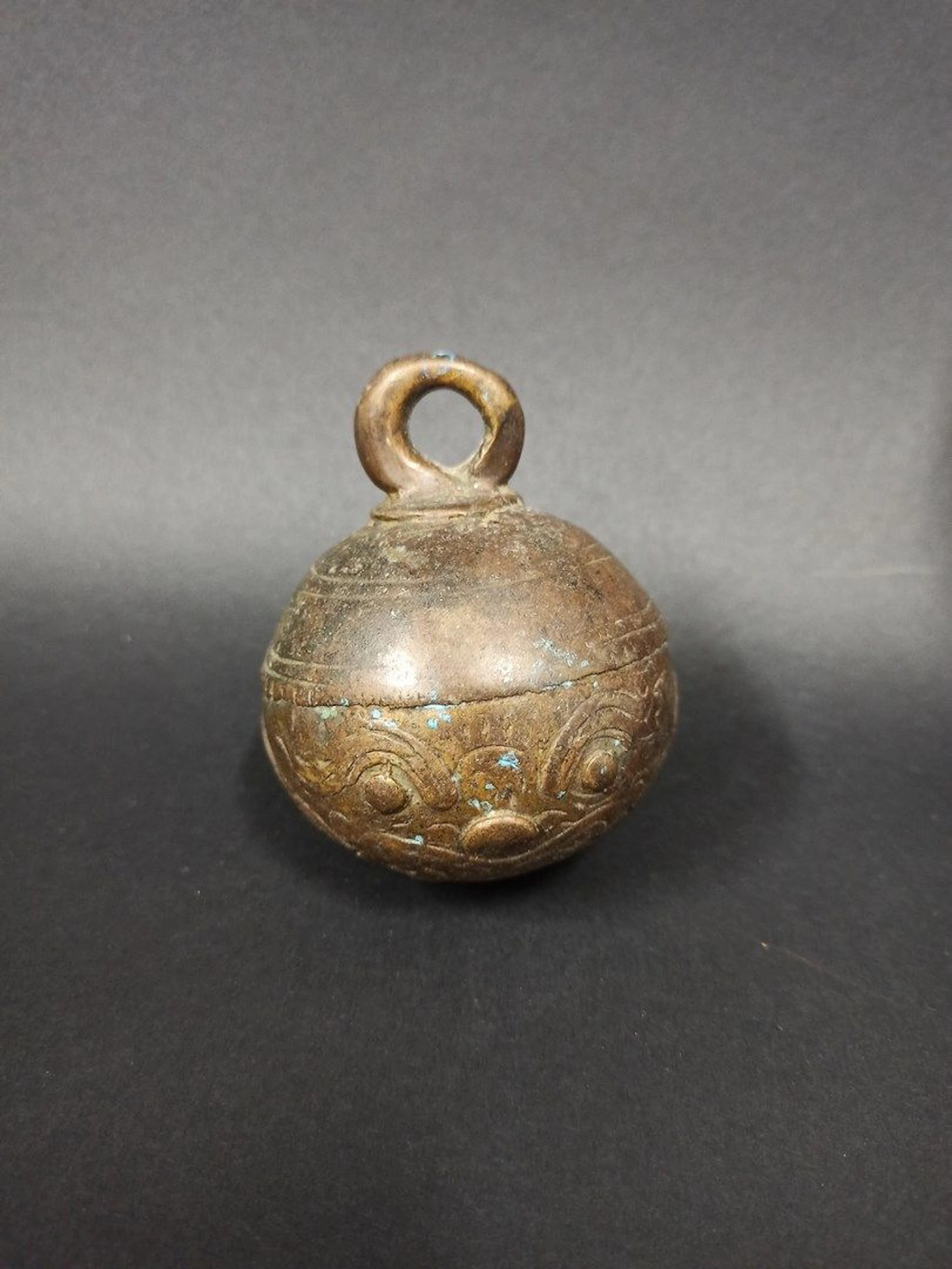 Grelot en bronze à décor en léger relief... - Lot 223 - Rossini