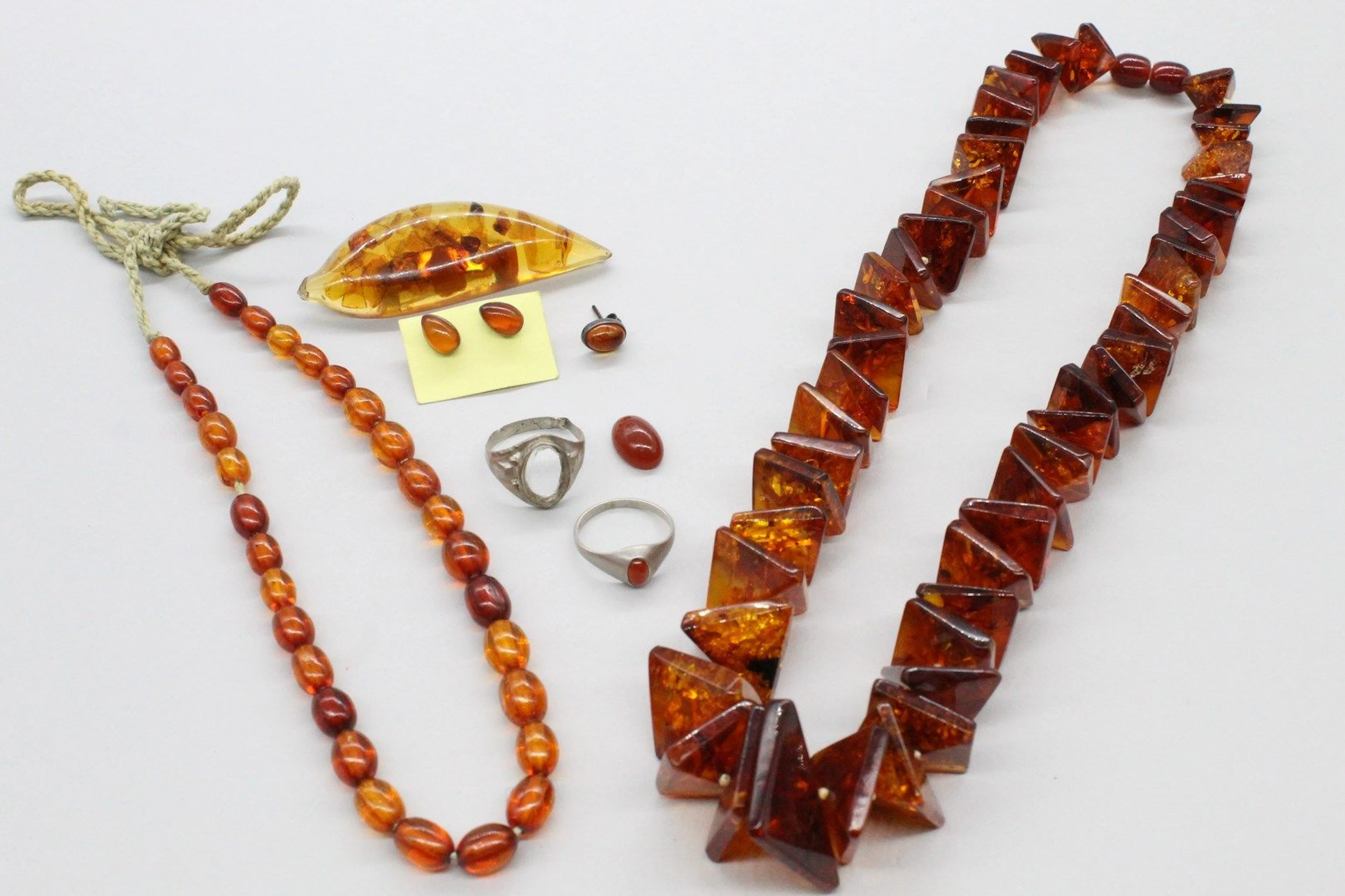 Lot de bijoux en ambre comprenant deux colliers,... - Lot 73 - Rossini