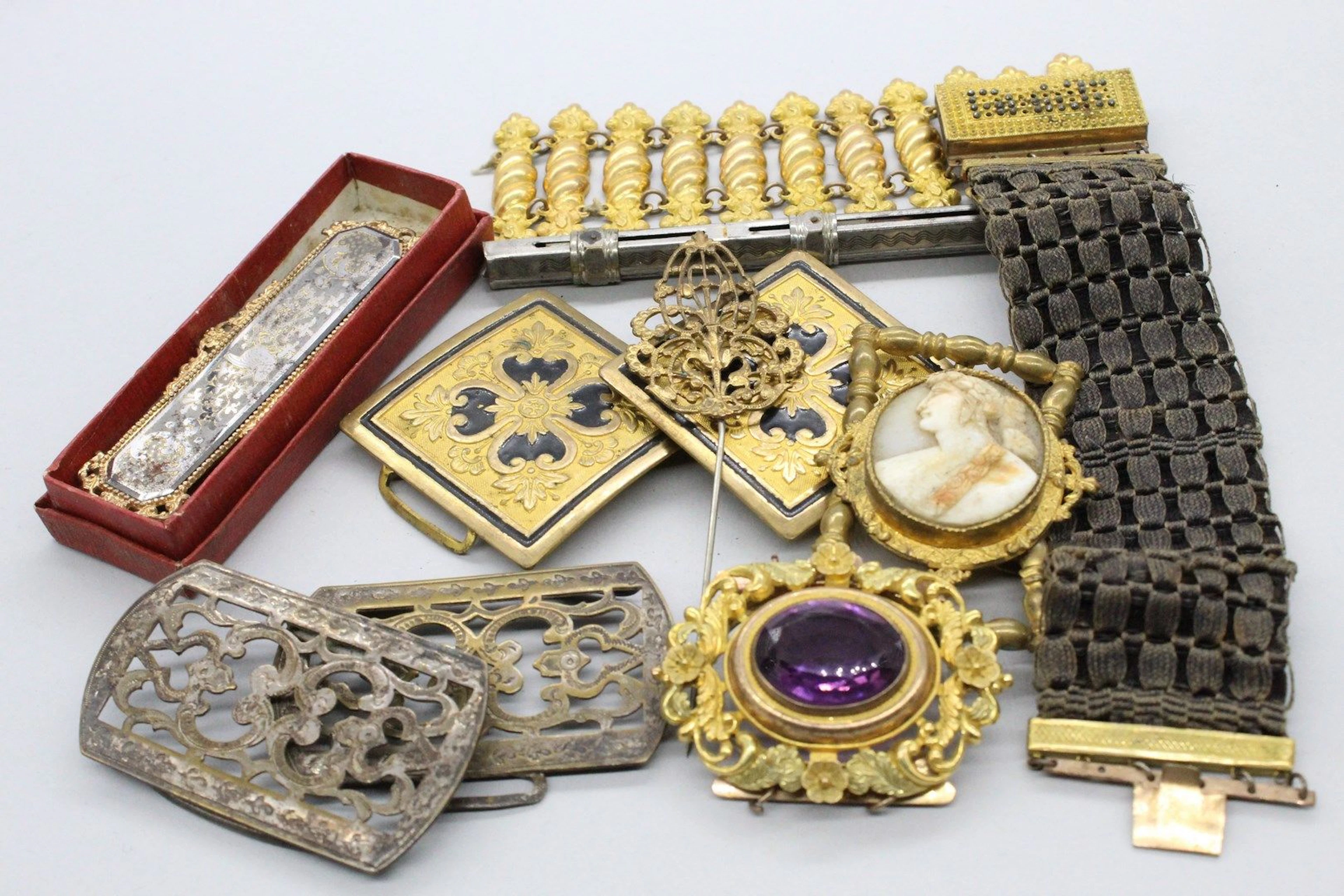 Lot de bijoux fantaisie et d'objets de vitrine... - Lot 153 - Rossini
