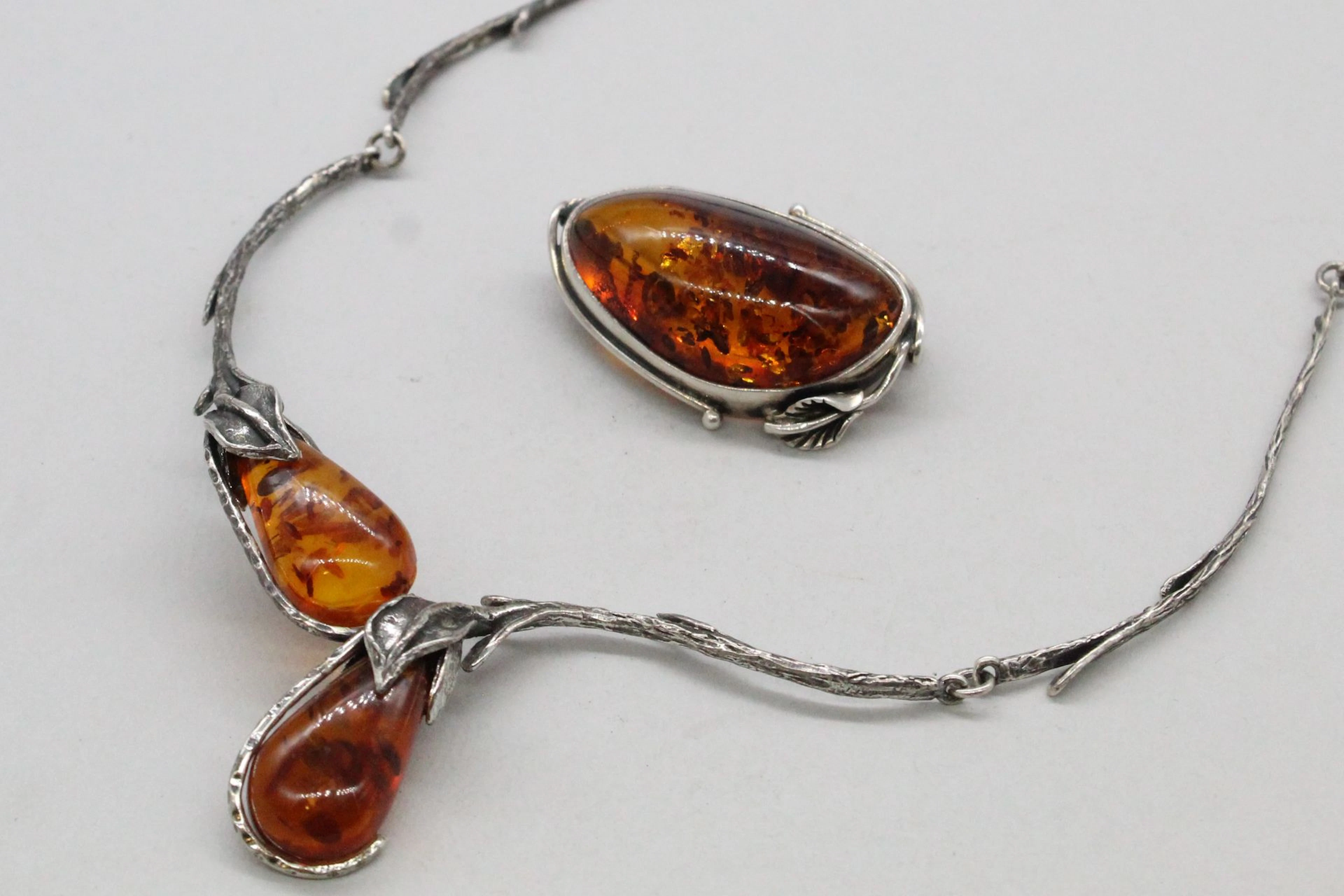Parure en argent et ambres cabochons (chauffées)... - Lot 425 - Rossini