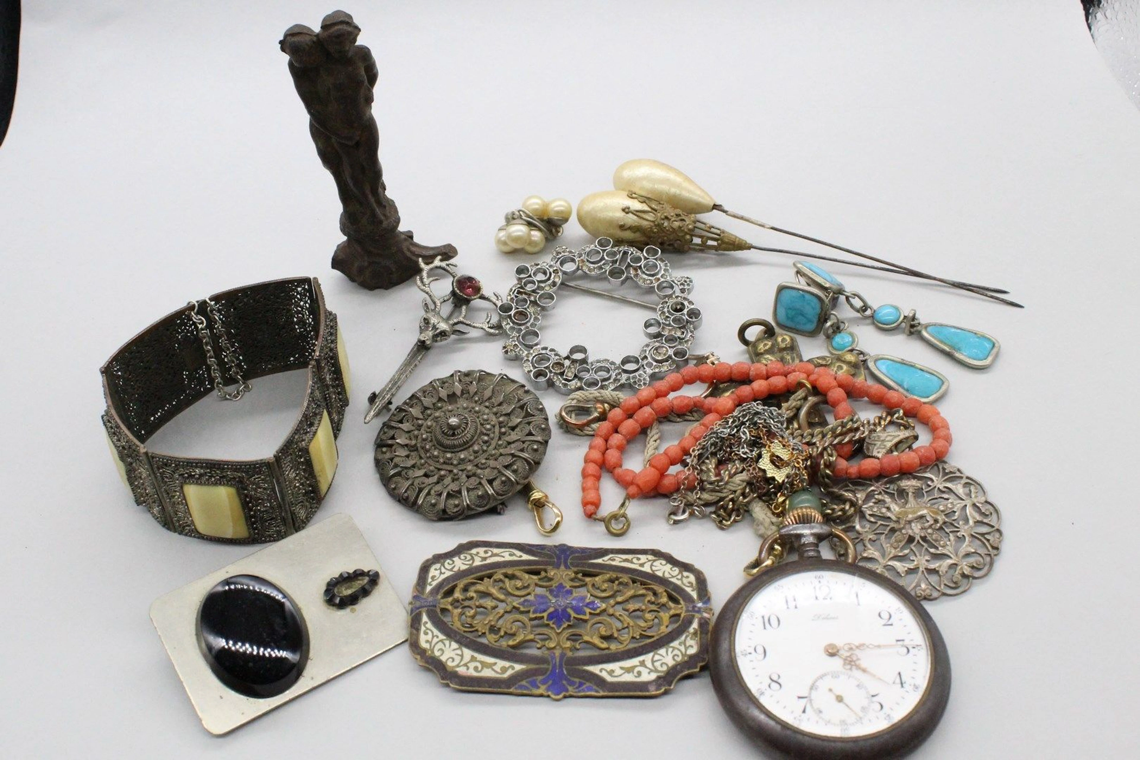 Lot composé de bijoux fantaisies : - 4 broches -... - Lot 428 - Rossini