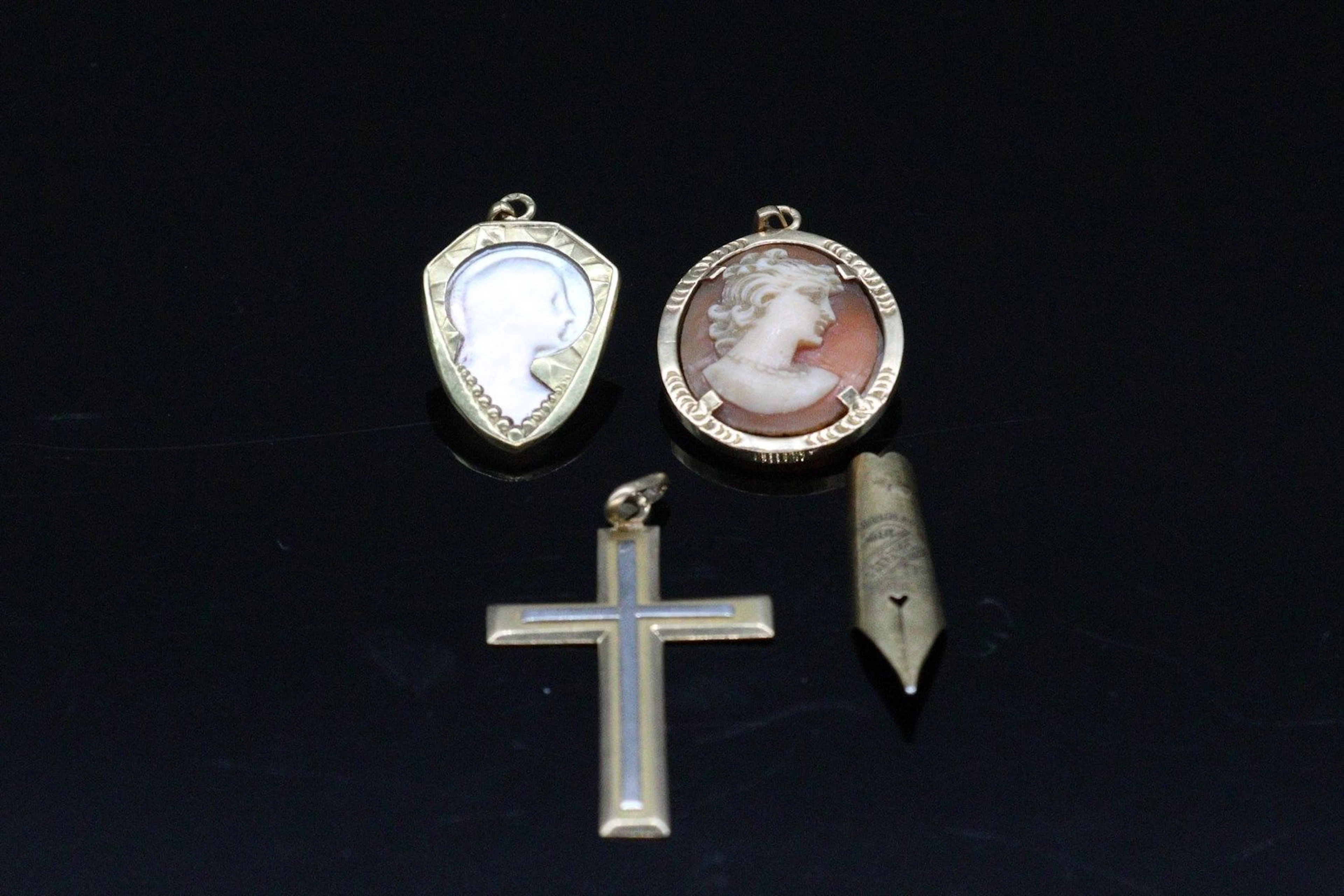 Lot d'or 18k (750) composé de deux pendentifs... - Lot 355 - Rossini