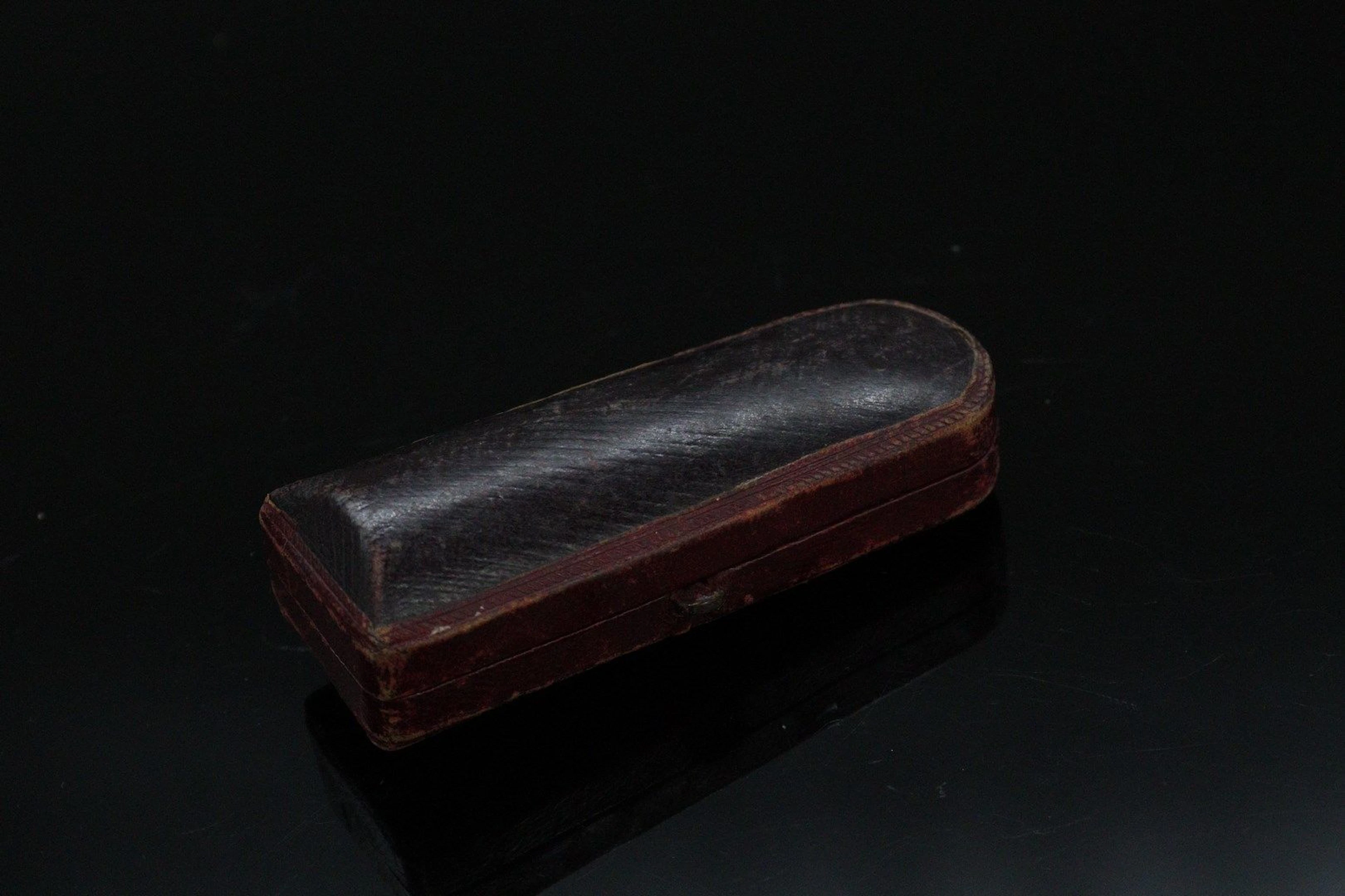 Fume cigare en ambre, la bague en or jaune... - Lot 575 - Rossini