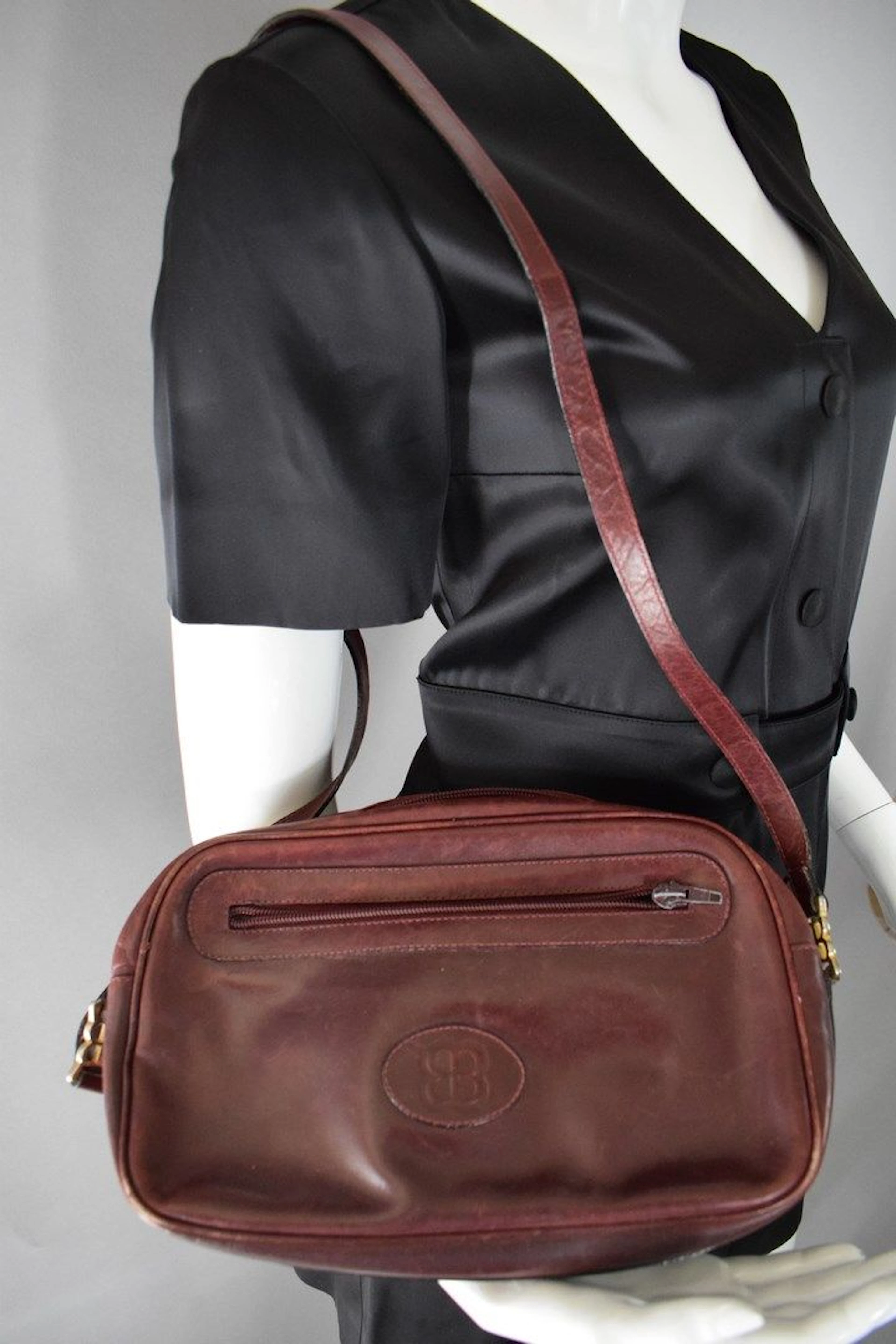 BALENCIAGA Petit sac en cuir lisse bordeaux... - Lot 100 - Rossini
