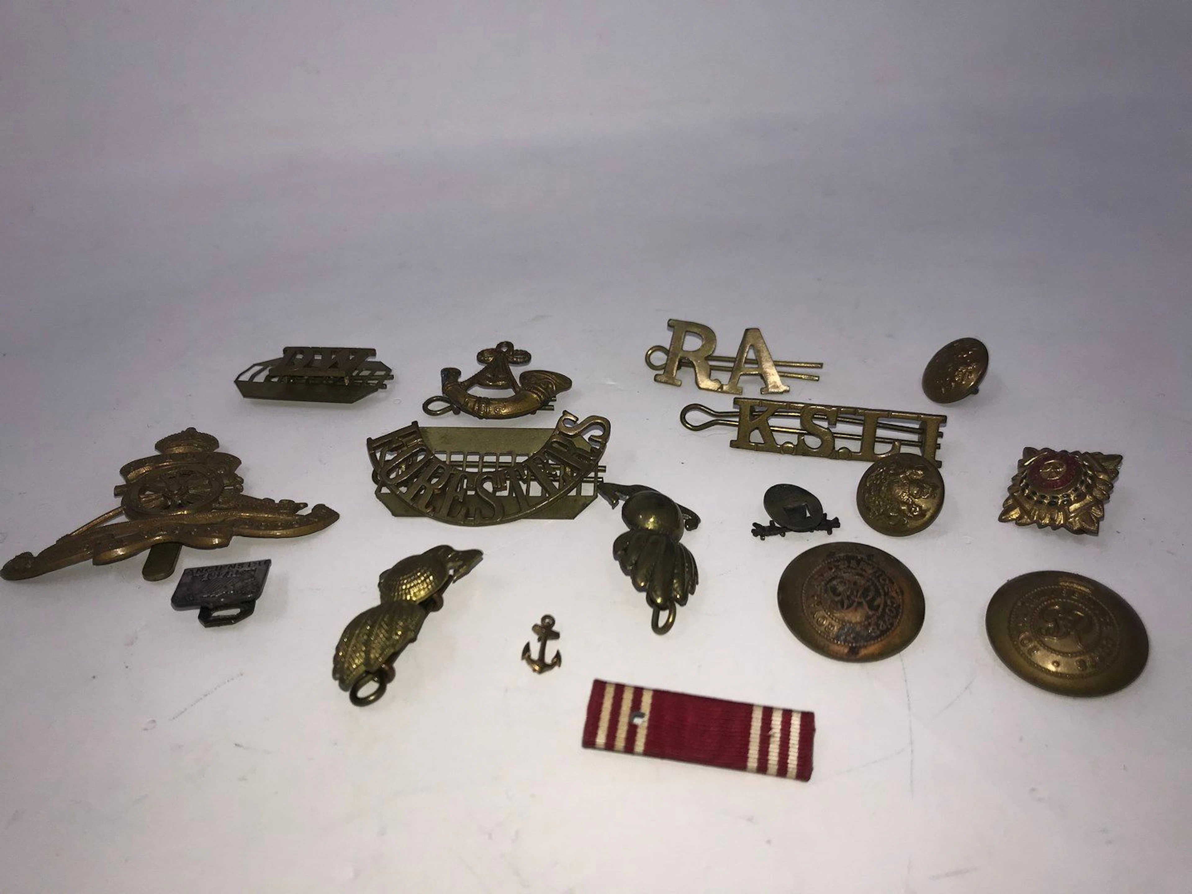 Ensemble d'insignes majoritairement britanniques... - Lot 344 - Rossini