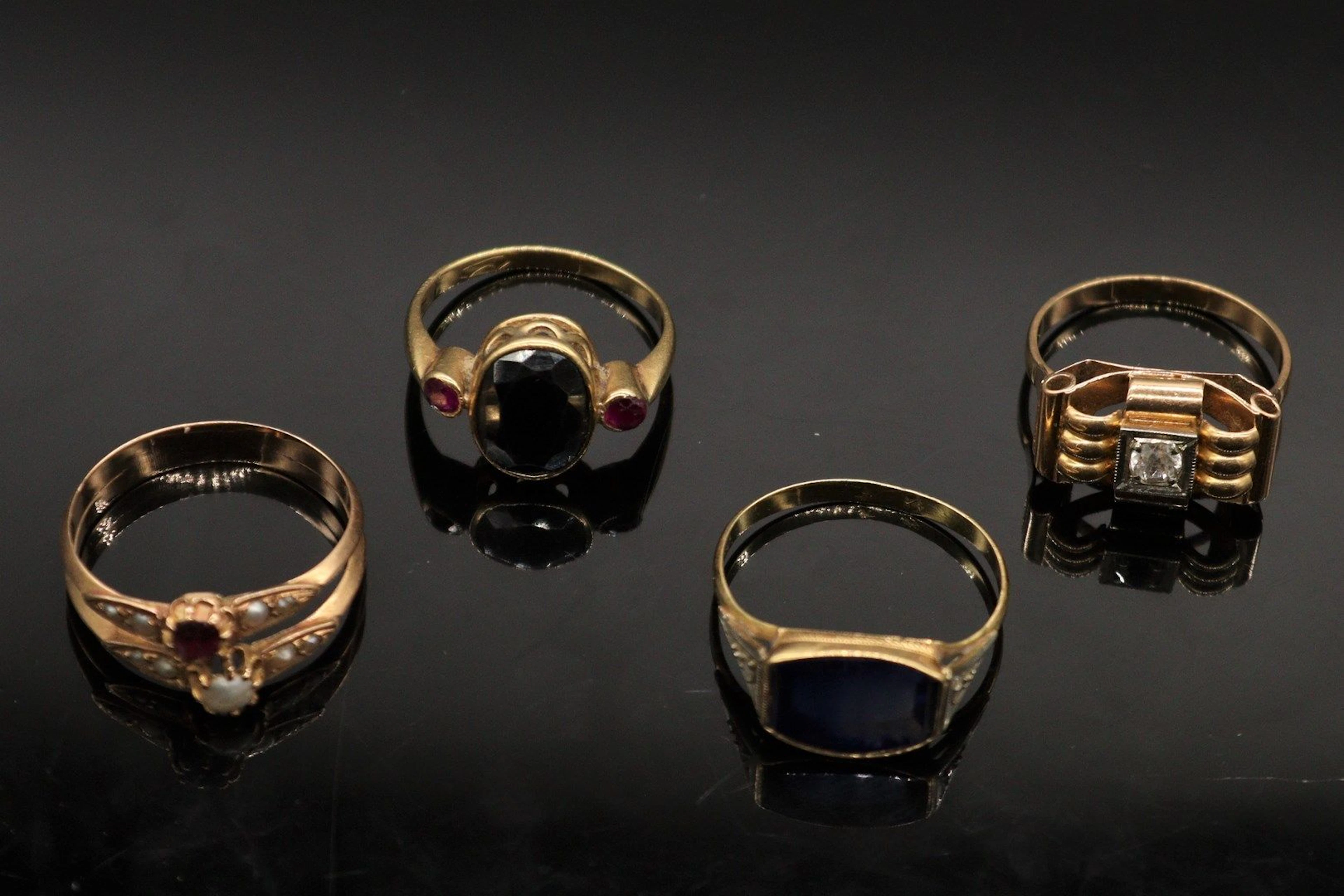Lot de quatre bagues en or 18k (750) comprenant... - Lot 289 - Rossini