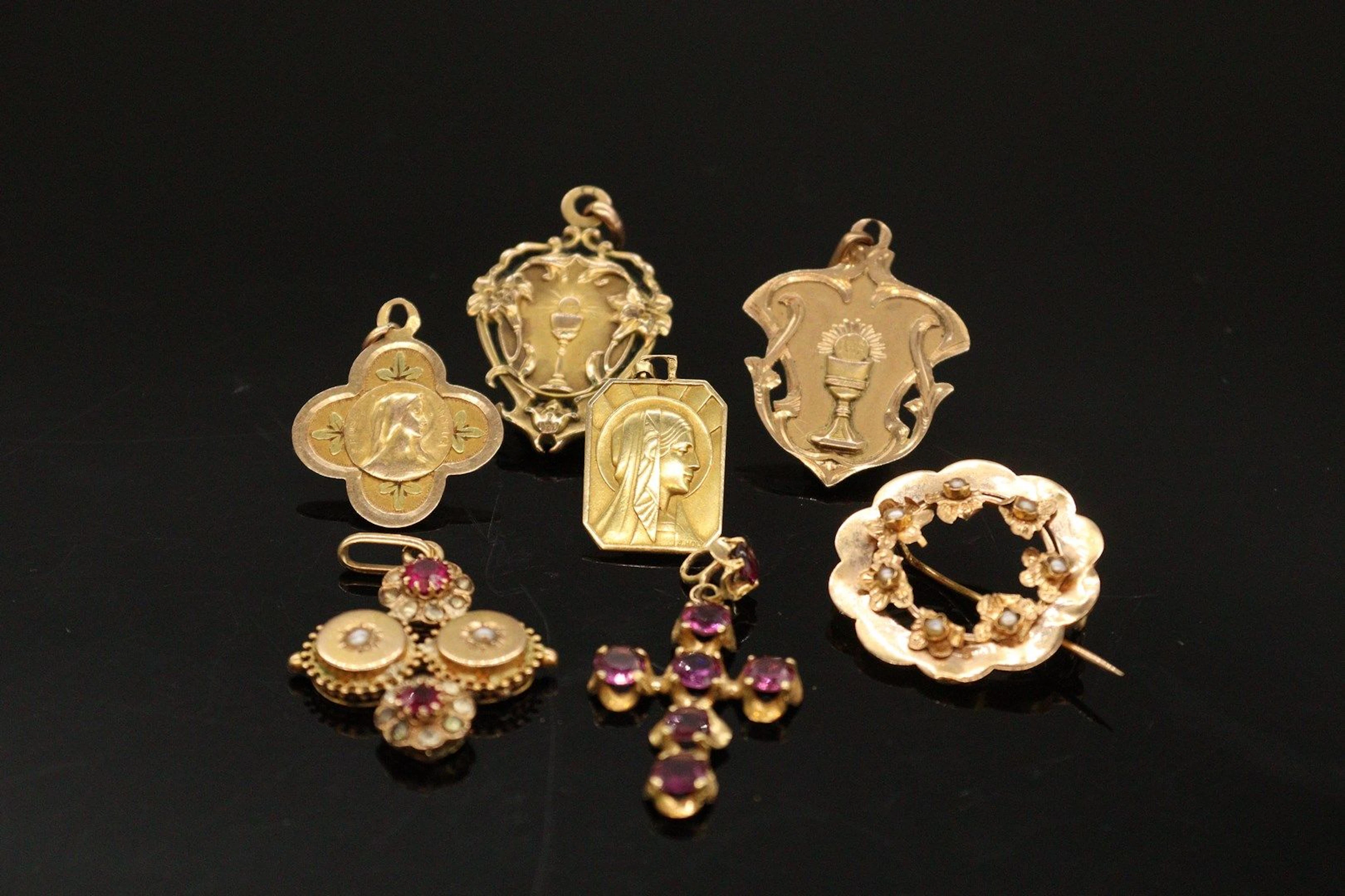 Lot de 5 médailles religieuses, une broche... - Lot 554 - Rossini